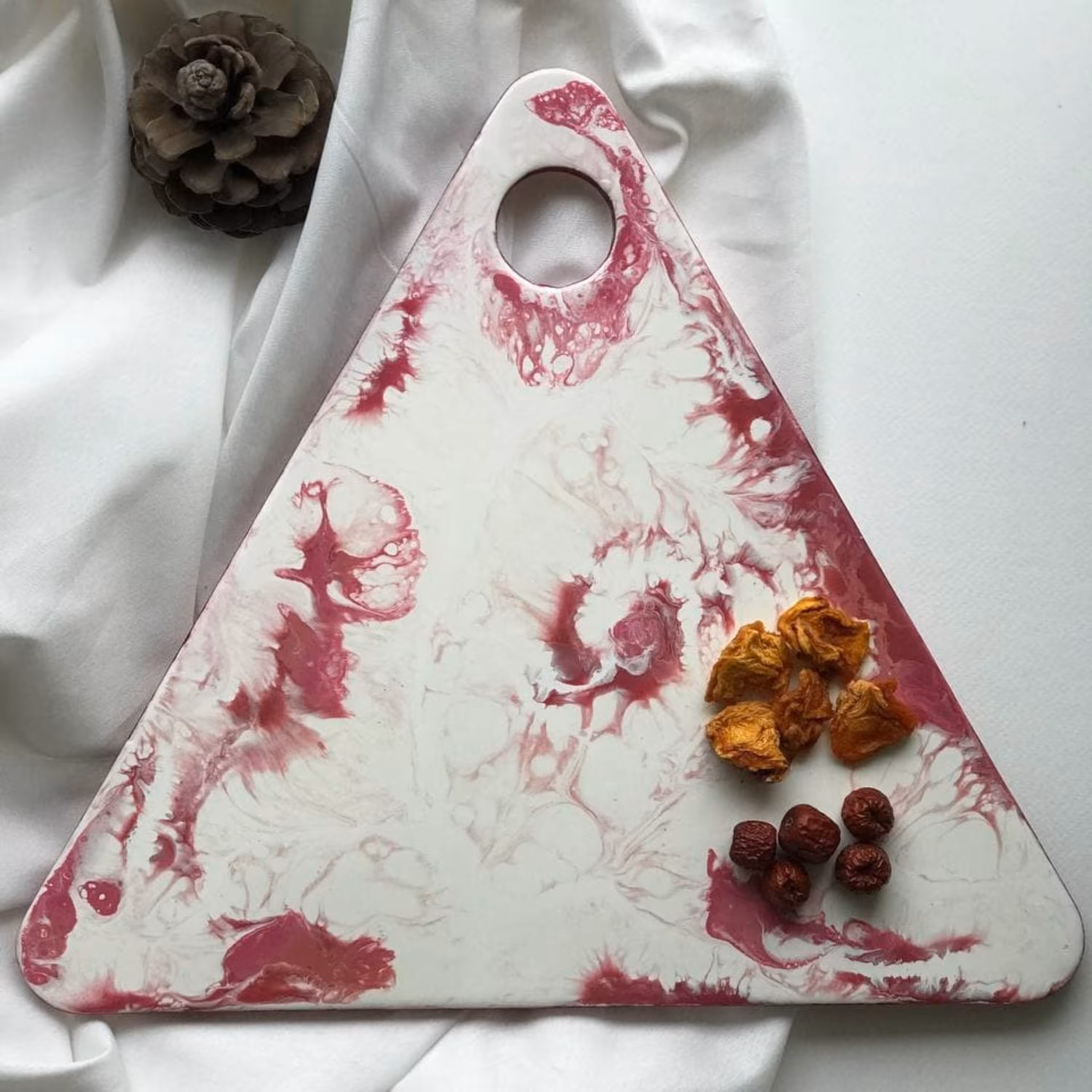 استند آرایشی وپذیرایی رزینی مثلثی دوطرفه طرح ابروباد ضلع35