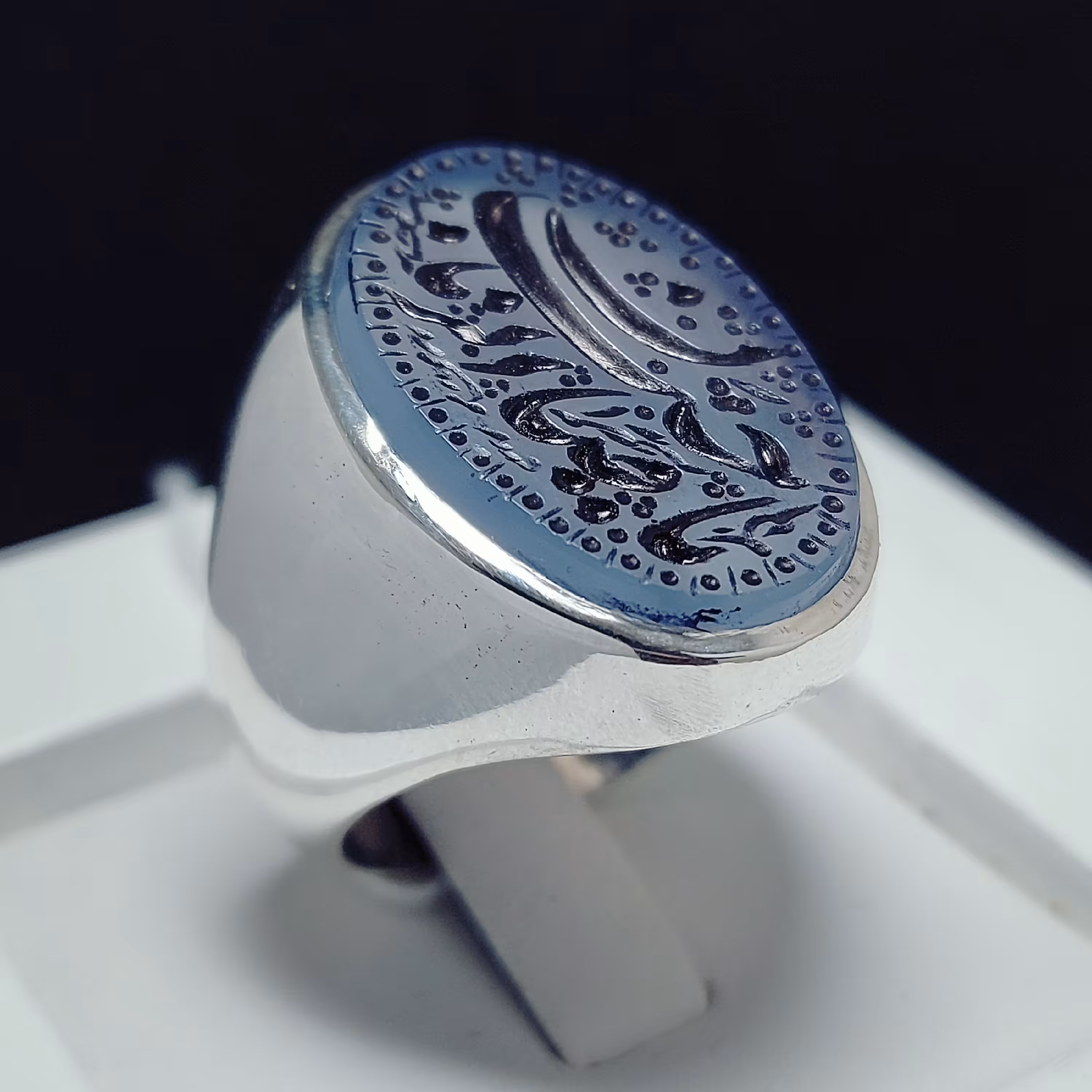 انگشتر نقره مردانه مدل فیلی عیار 925 با نگین عقیق کبود یمنی اصلی و معدنی و حک دستی یا صاحب الزمان 