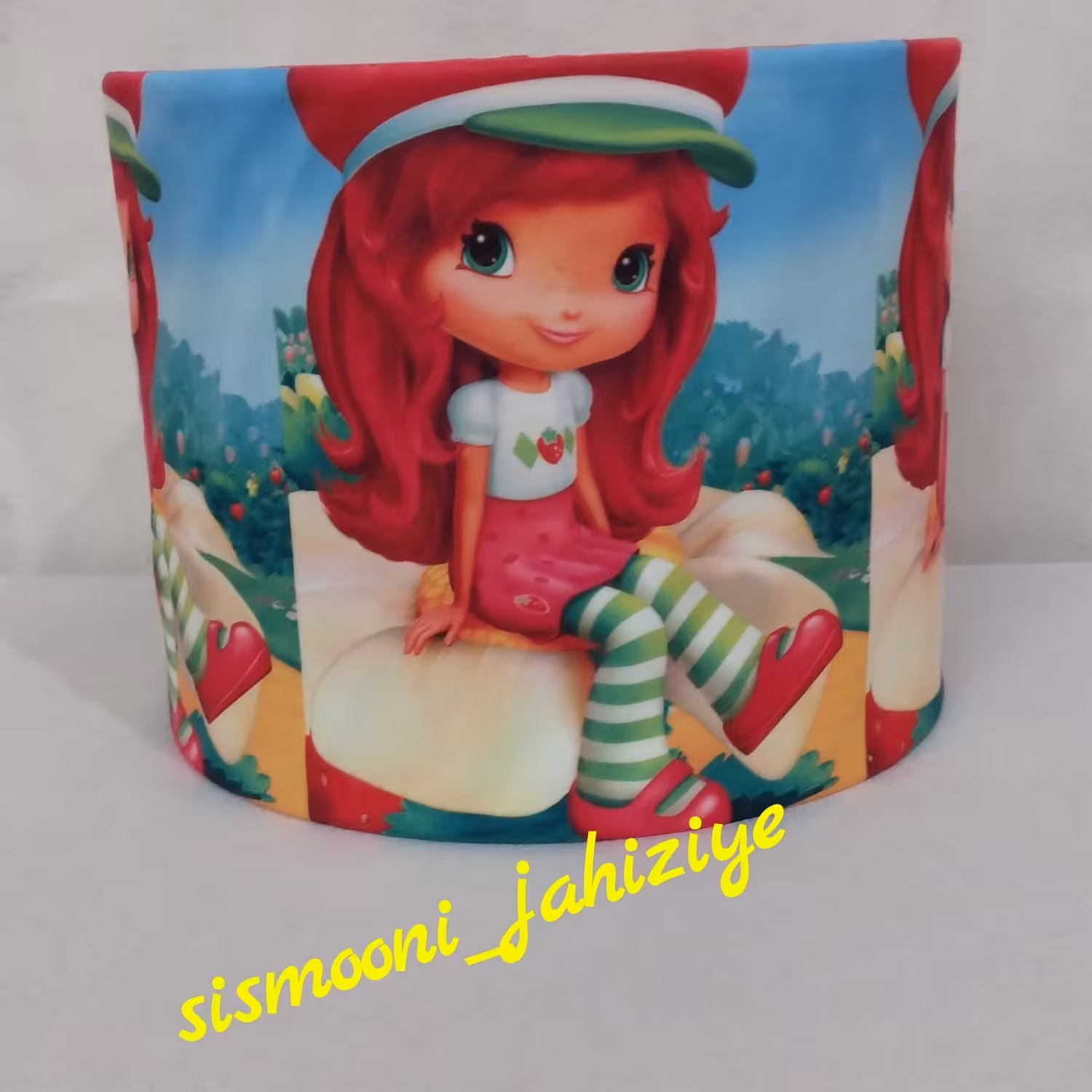 لوستر چاپی اتاق کودک و نوجوان،طرح دختر توت فرنگی.قابلیت ست با سرویس خواب،آباژور،ساعت،سطل و جادستمالی،پرده و فرش و...