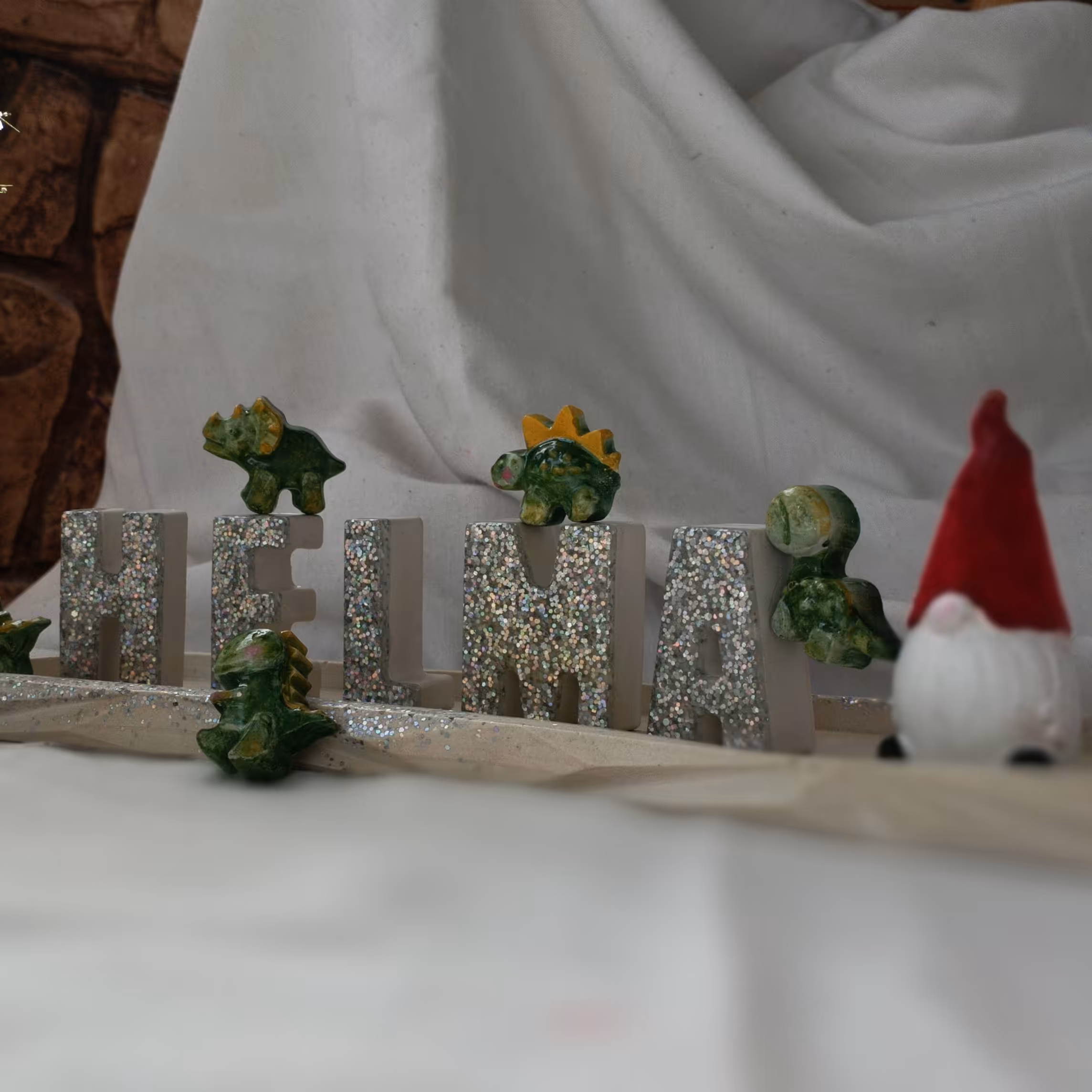 استند اسم جنس سنگ مصنوعی و رزین قیمت هر حرف 15000تومان، قیمت سینی60