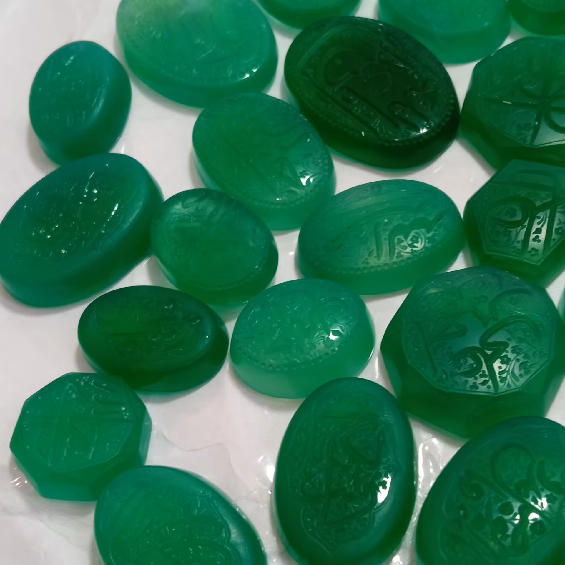 انواع نگین عقیق سبز  رنگی خراسانی خطاطی شده مناسب برای انگشتر و هدیه عید غدیر تعداد بالا تخفیف داره