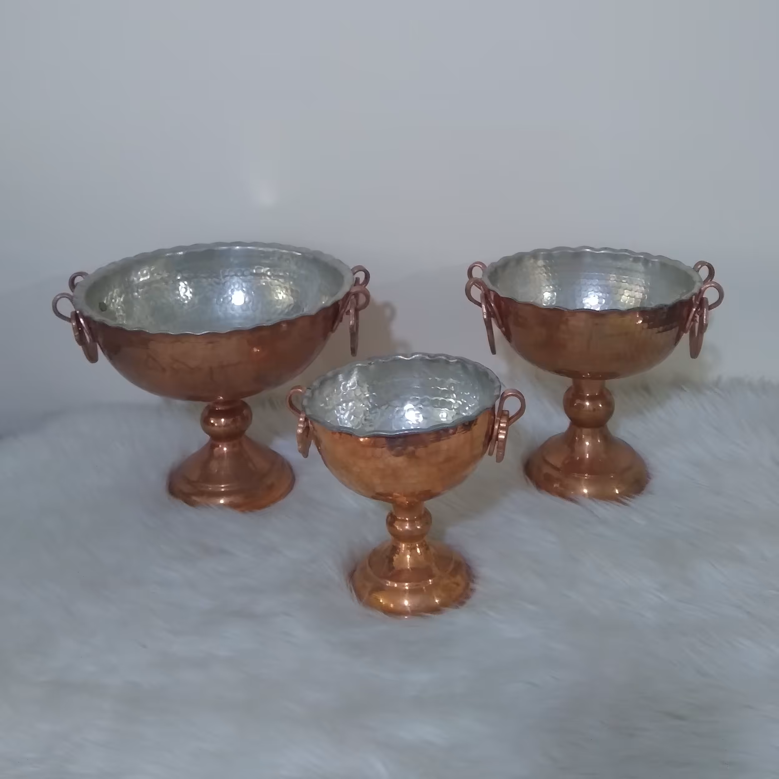 سرویس پذیرایی چکشی مسی،پایه دار،گشواره دار،داخل قلع اندود،شامل میوه،اجیل،شکلات