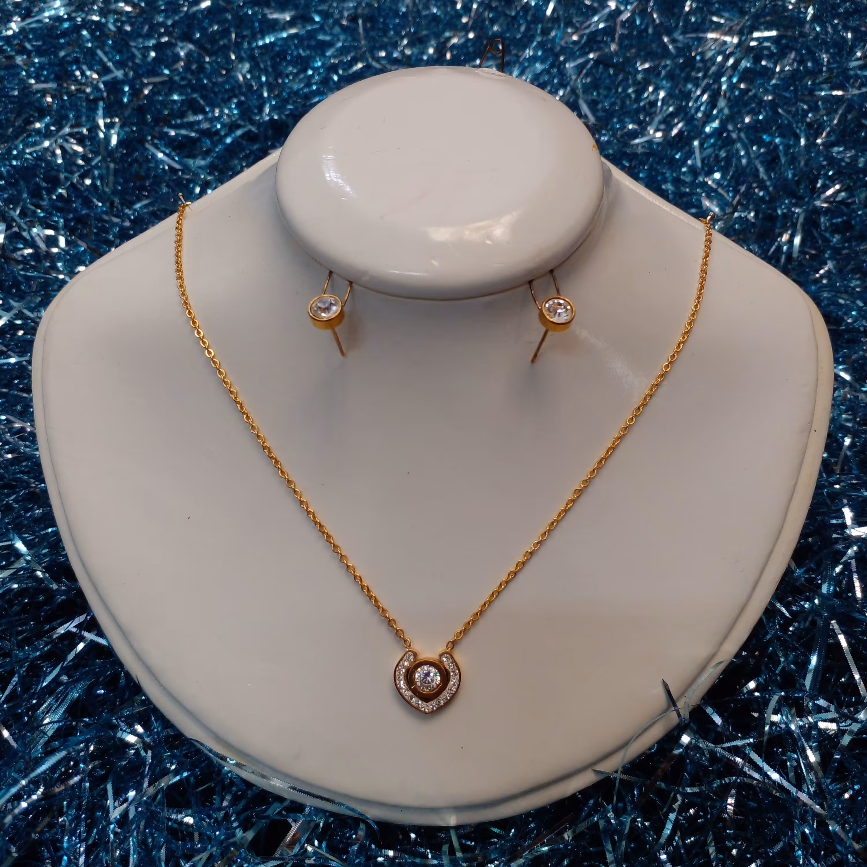 نیم ست گردنبند و گوشواره مدل قلب رنگ طلایی نگین دار (بدلیجات مجلسی) با زنجیر 