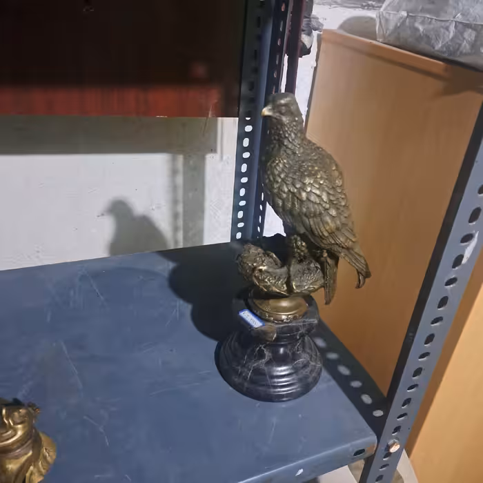 مجسمه برنز   پرنده شاهین برنزی وارداتی امضا دار 