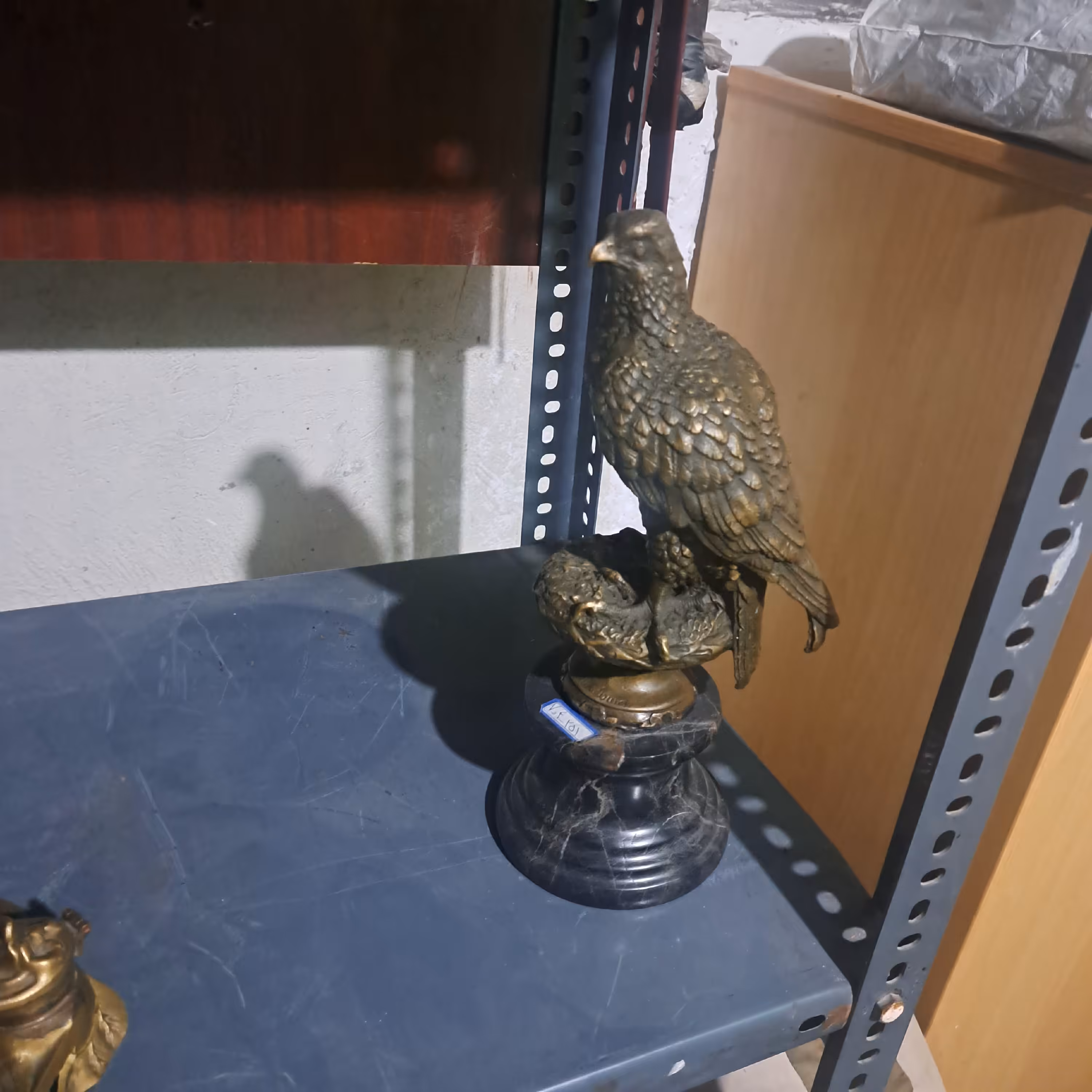 مجسمه برنز   پرنده شاهین برنزی وارداتی امضا دار 