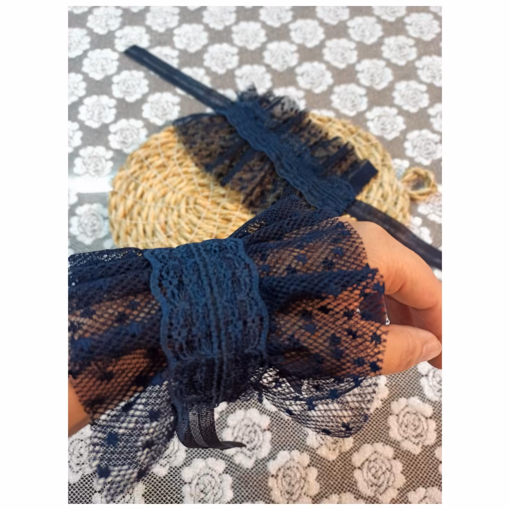 مچ بند توری،سرمه ای،طرح خالدار،با نوار ی زیبا به دور مچ بسته میشود.تزیین دور مچ با ربان توری