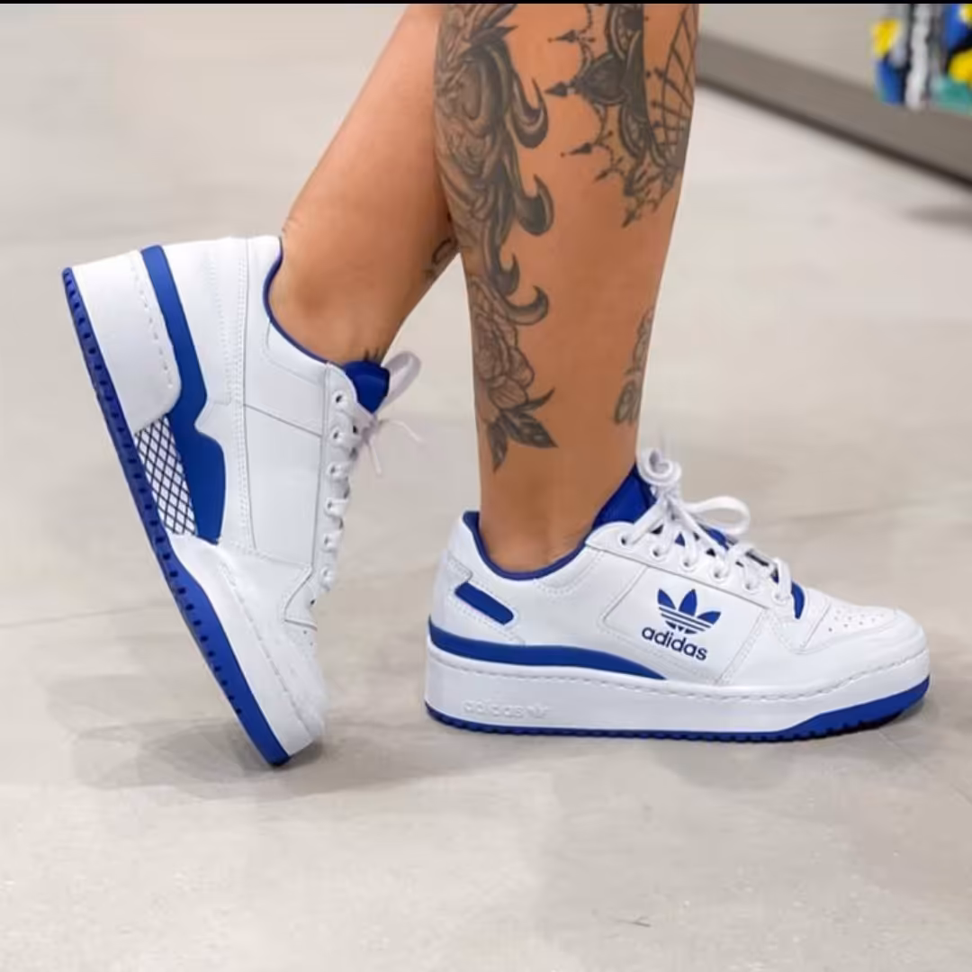 612 کفش کتونی دخترانه و زنانه برند آدیداس رنگ سفید آبی مناسب ورزش و پیاده روی adidas 