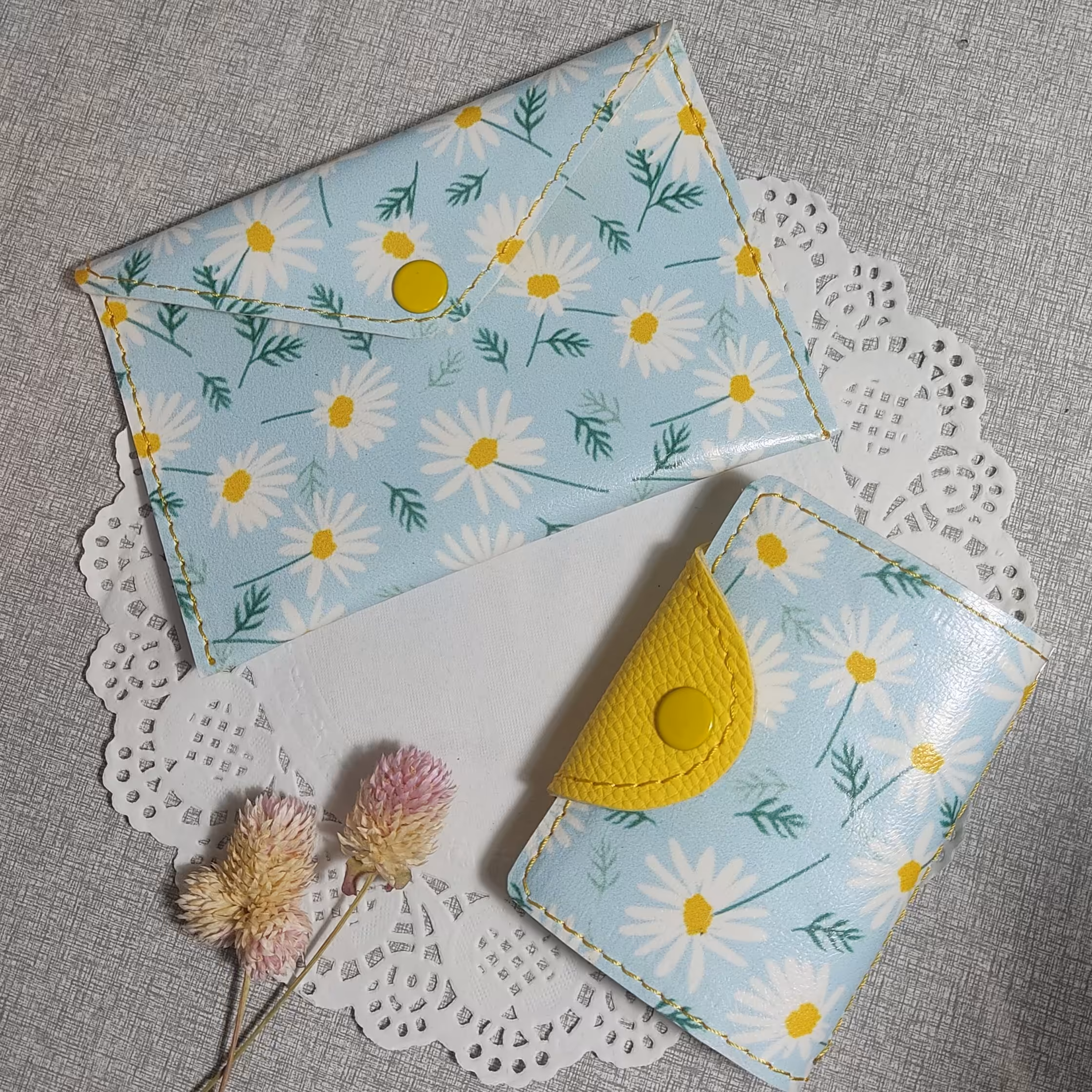 ست کیف جاکارتی آلبوم دار و جادستمالی بابونه زمینه آبی