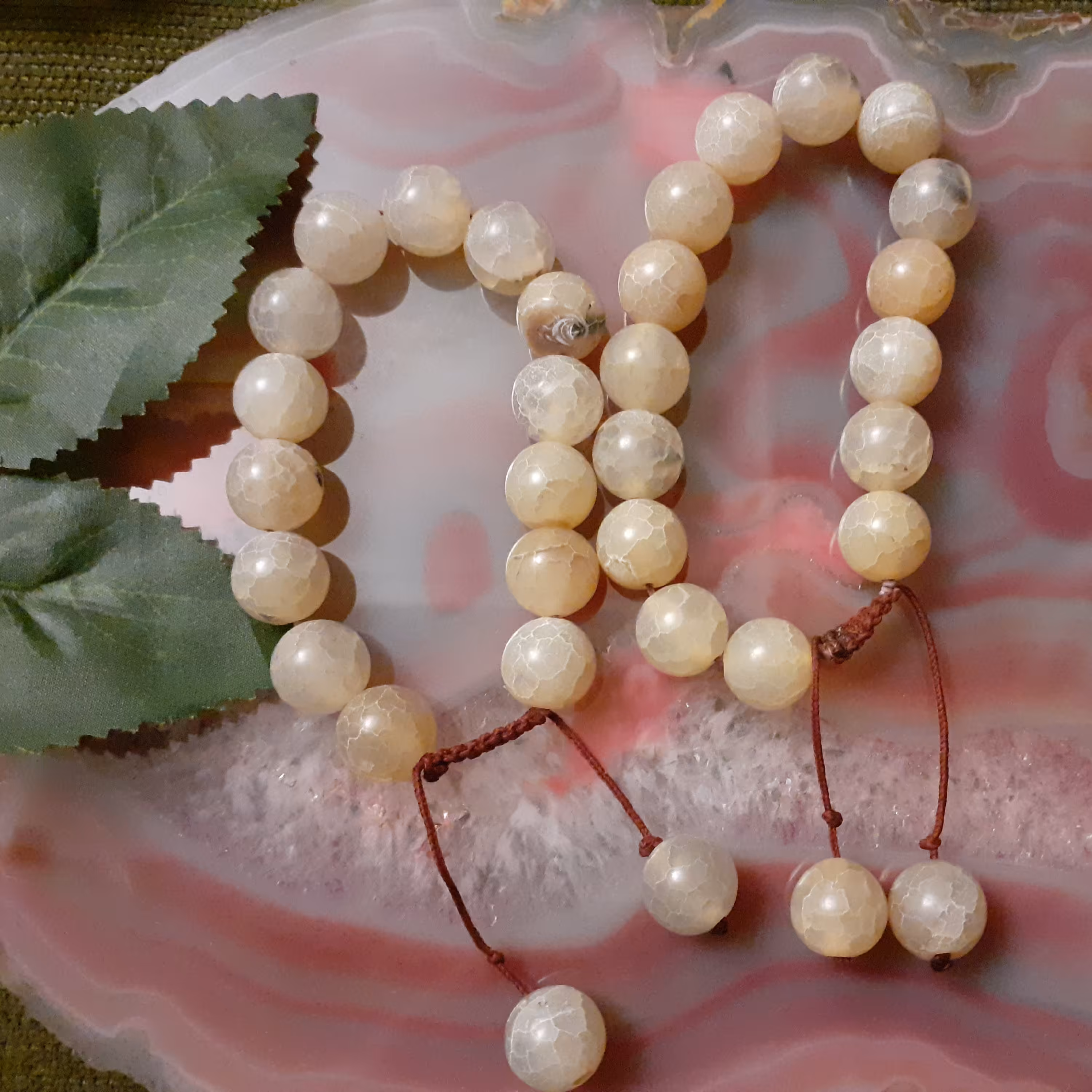 دستبند سنگ اصل عقیق مات  با بند کشویی که به راحتی قابل تغییر سایز هست 