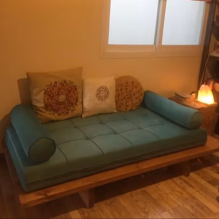 کاناپه تخت خواب تمام چوب روسی با پوشرنگ آلکیدی دارای تشک فوم سرد و دو عدد بالشتک استوانه ای با پارچه مبلی مازراتی