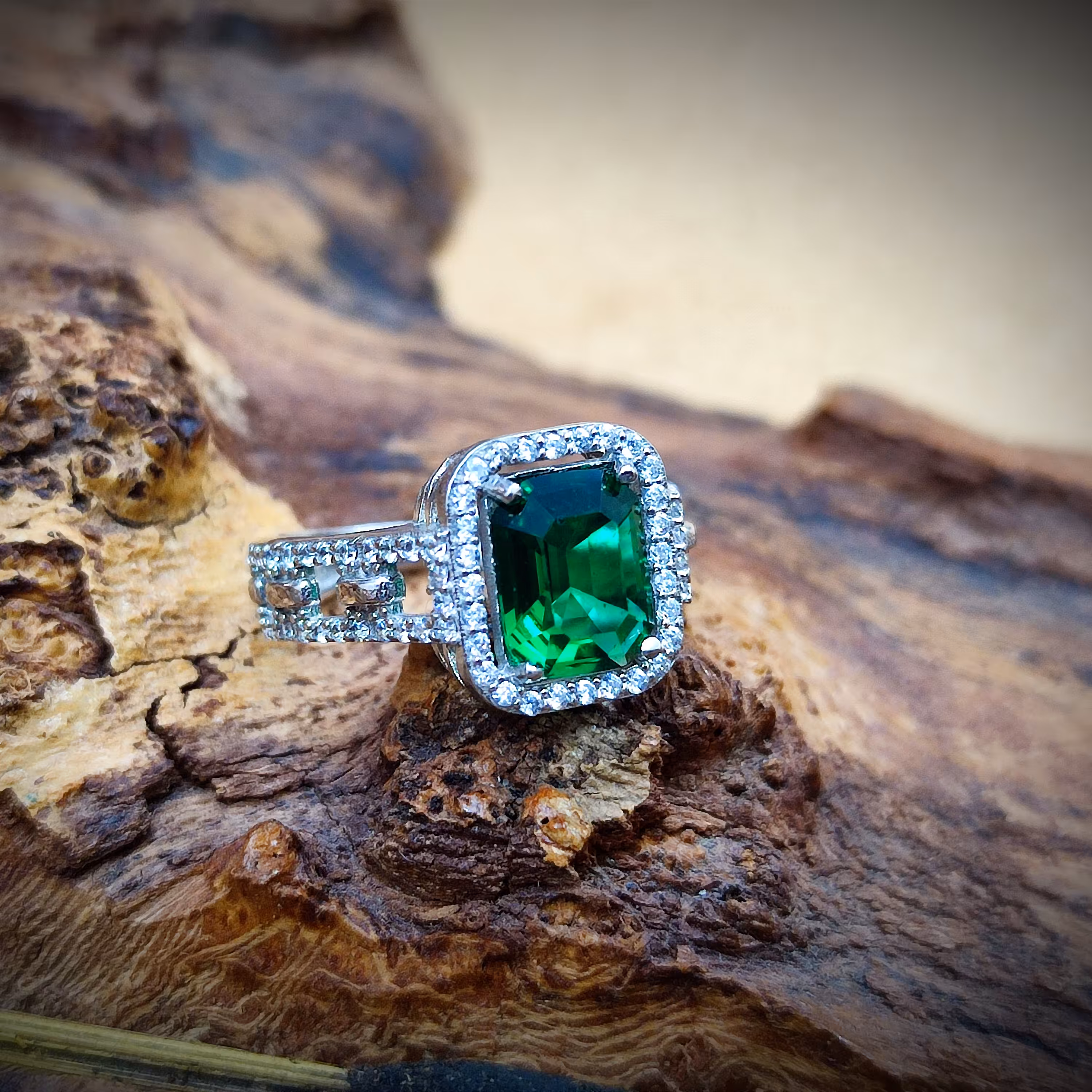 انگشتر نقره زنانه طرح جواهر  با نگین زمرد