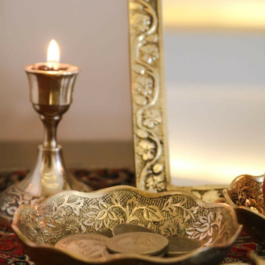 آینه و شمعدان برنزی