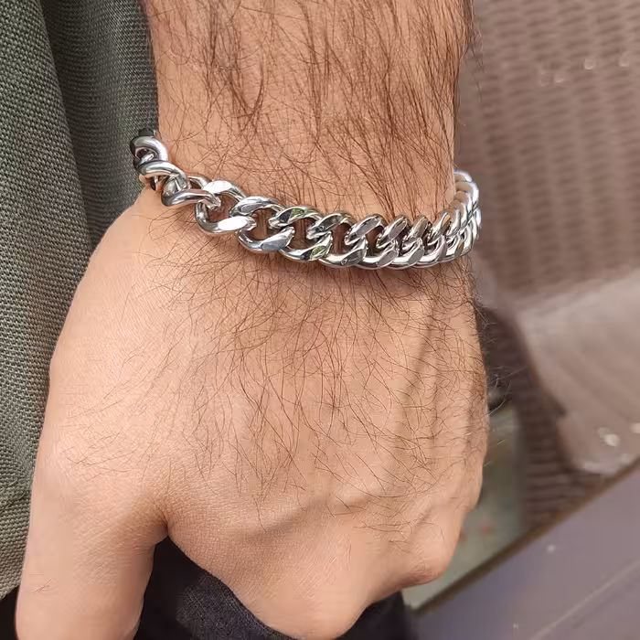 دستبند کارتیه استیل پهن ضد حساسیت و رنگ ثابت با قفل بسیار شیک مناسب آقایان و بانوان طول 20 سانت پهنا 1 سانت 