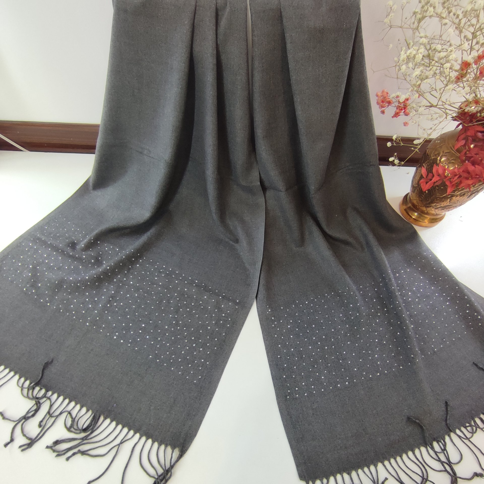 شال تک رنگ جنس پشمی کج راه سنگدار با سر خور بسیار خوب و ایستایی مناسب و ریشه دار قواره 50×190 در رنگبندی شیک