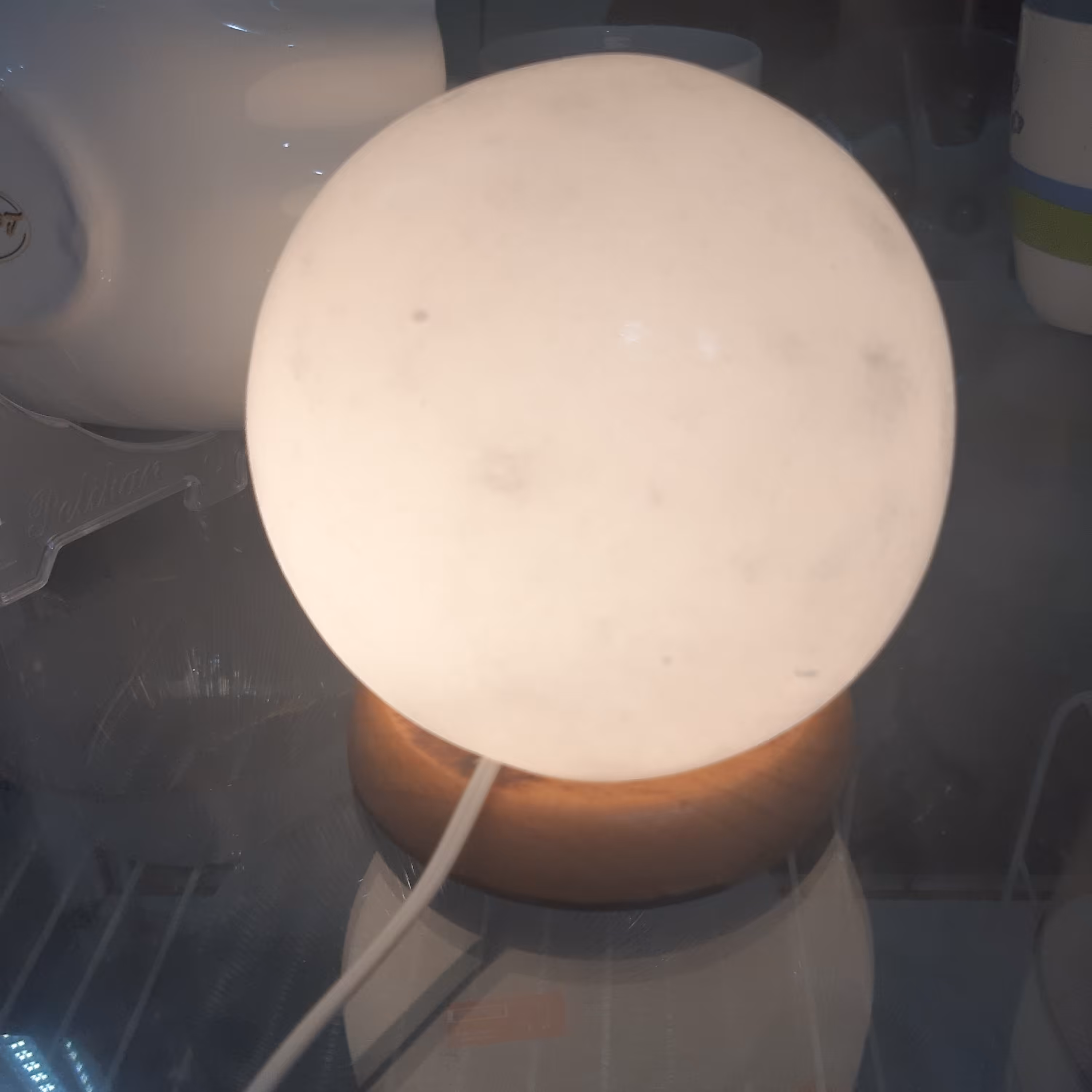 آباژور سنگ نمک مدل گوی قطر 13  با پایه چوبی متصل