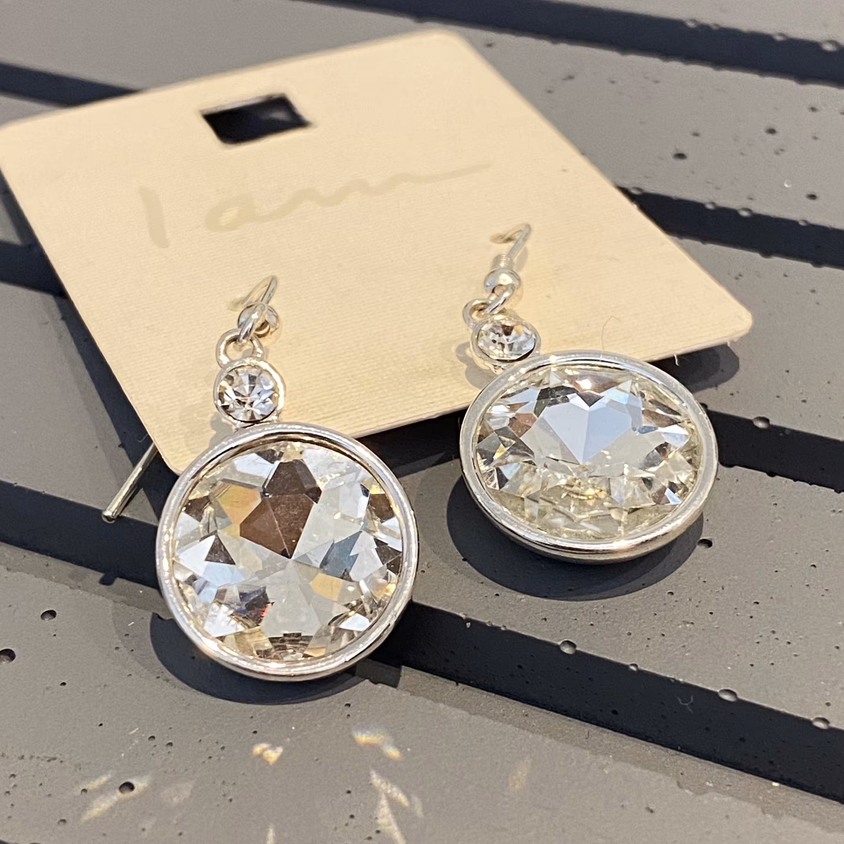 گوشواره ی کریستالی
بی نظیر و درخشان
وارداتی
ضدحساسیت
فاقدنیکل
مناسب کادو تولد