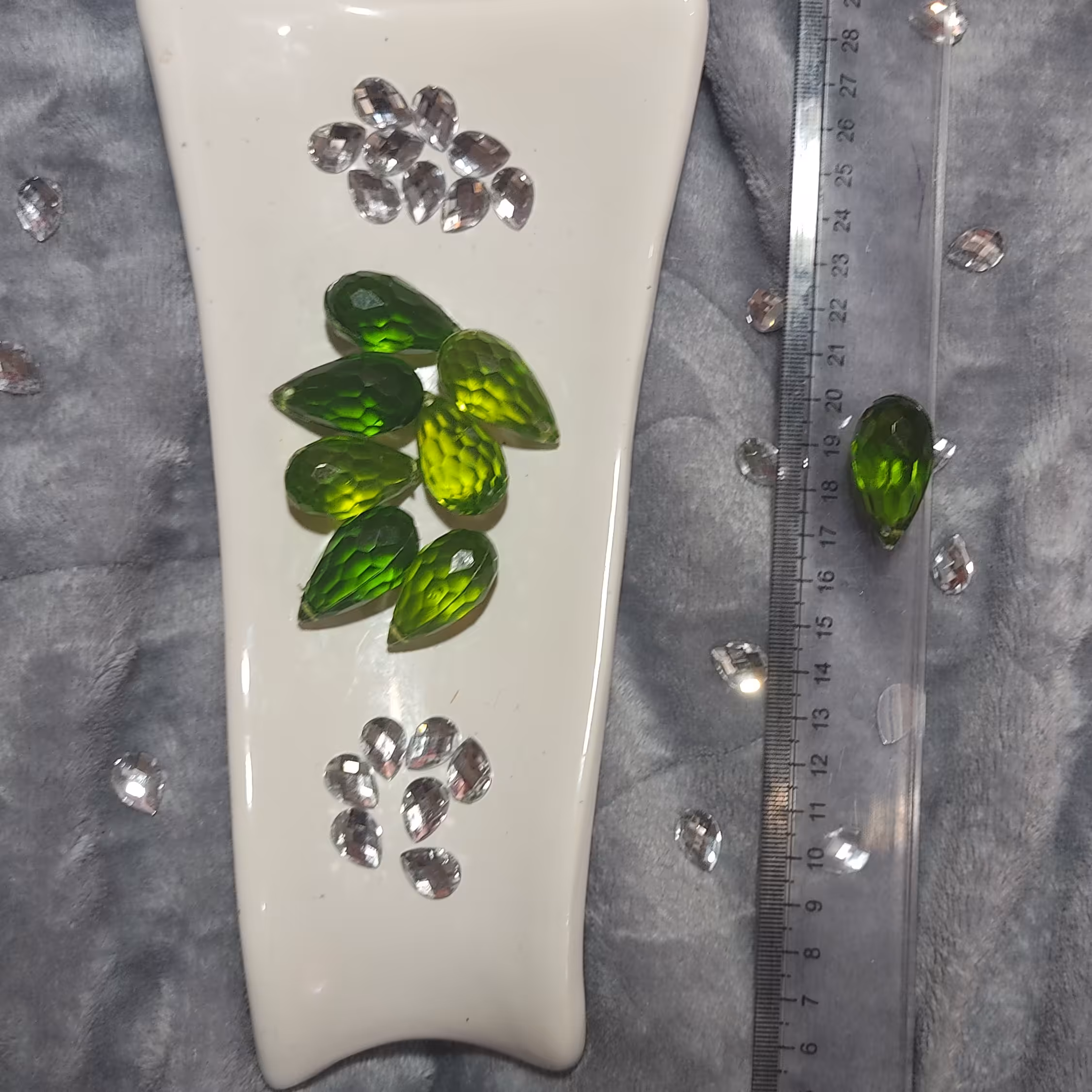 کریستال اشکی یا دانه انگوری سبز دو رنگ شفاف و براق سایز متوسط بسته 10 عددی - برگ گل گلبرگ کریستال لوازم گلسازی خارجی 