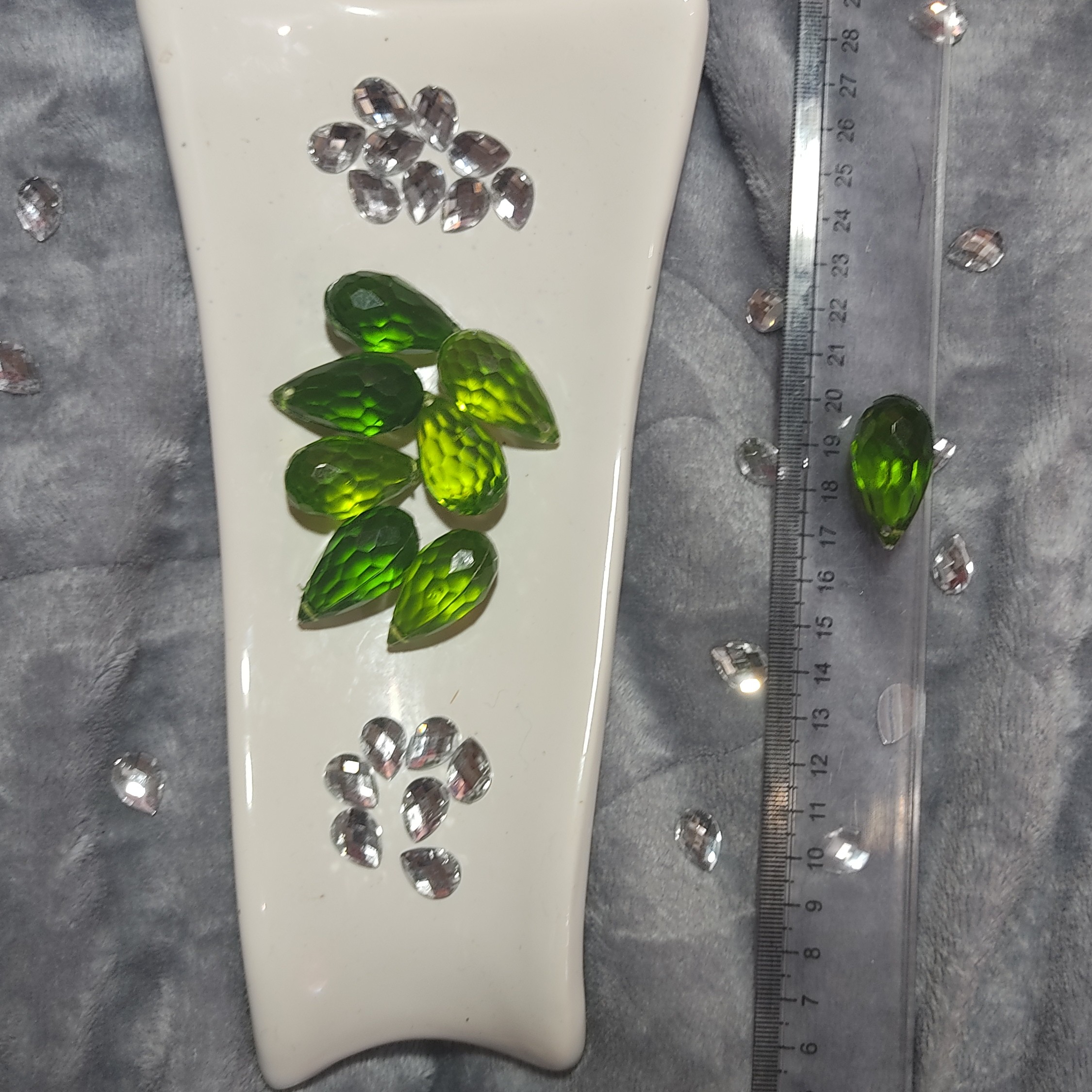 کریستال اشکی یا دانه انگوری سبز دو رنگ شفاف و براق سایز متوسط بسته 10 عددی - برگ گل گلبرگ کریستال لوازم گلسازی خارجی