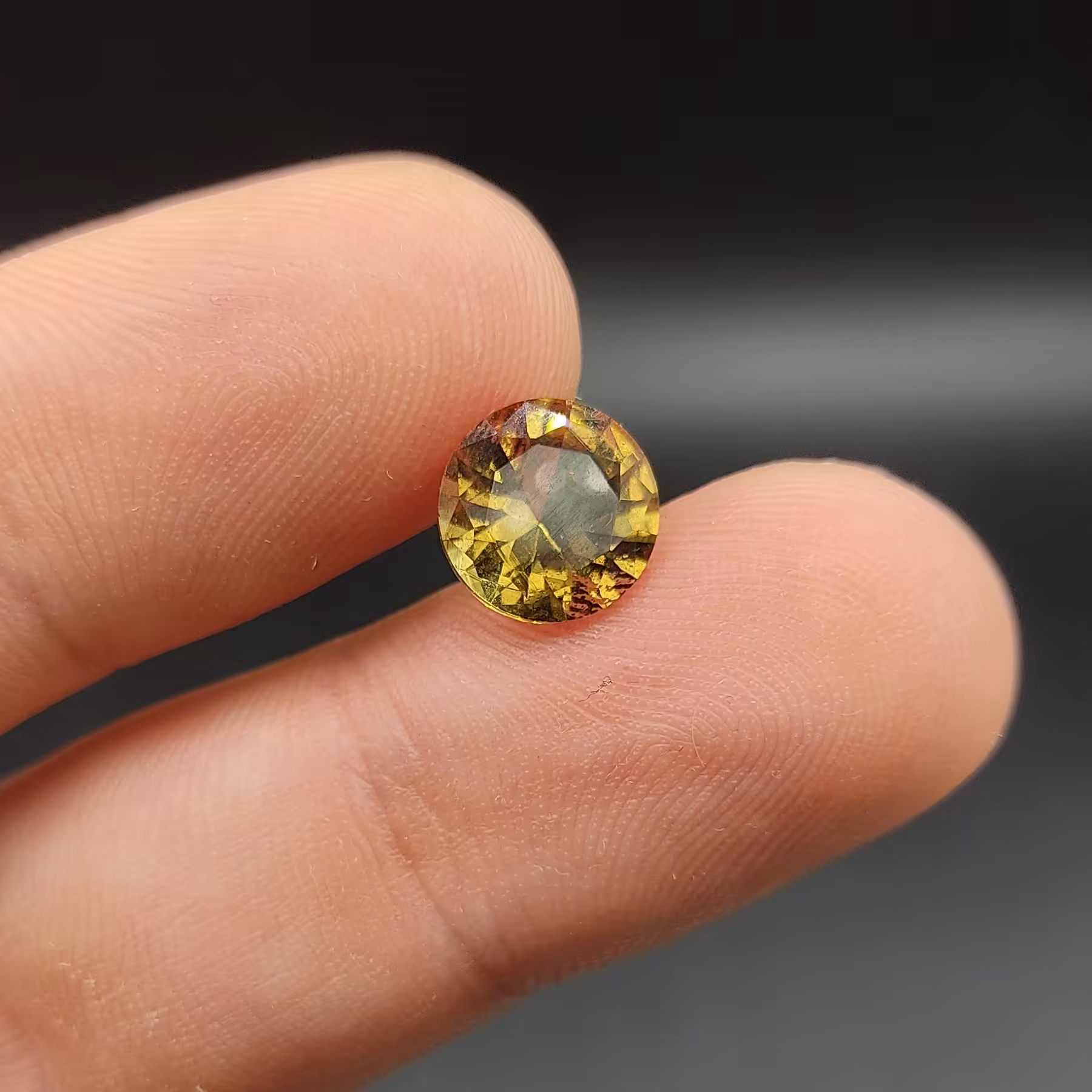 الکساندریت هفت رنگ گرد