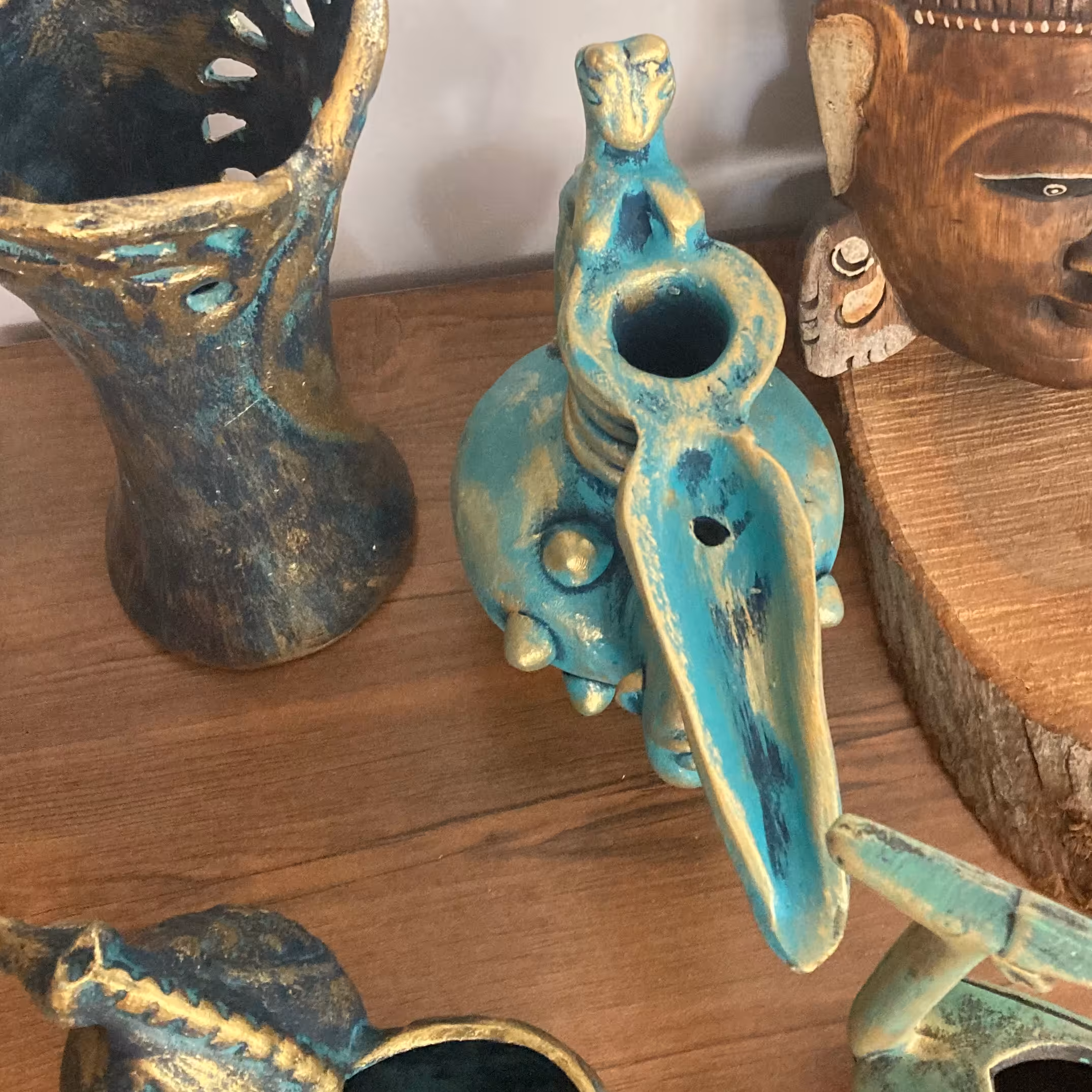 پتینه مجمسه از نوع باستانی. رنگ فیروزه ایی.گلدان.جاعودی.قوری.اسب باستانی