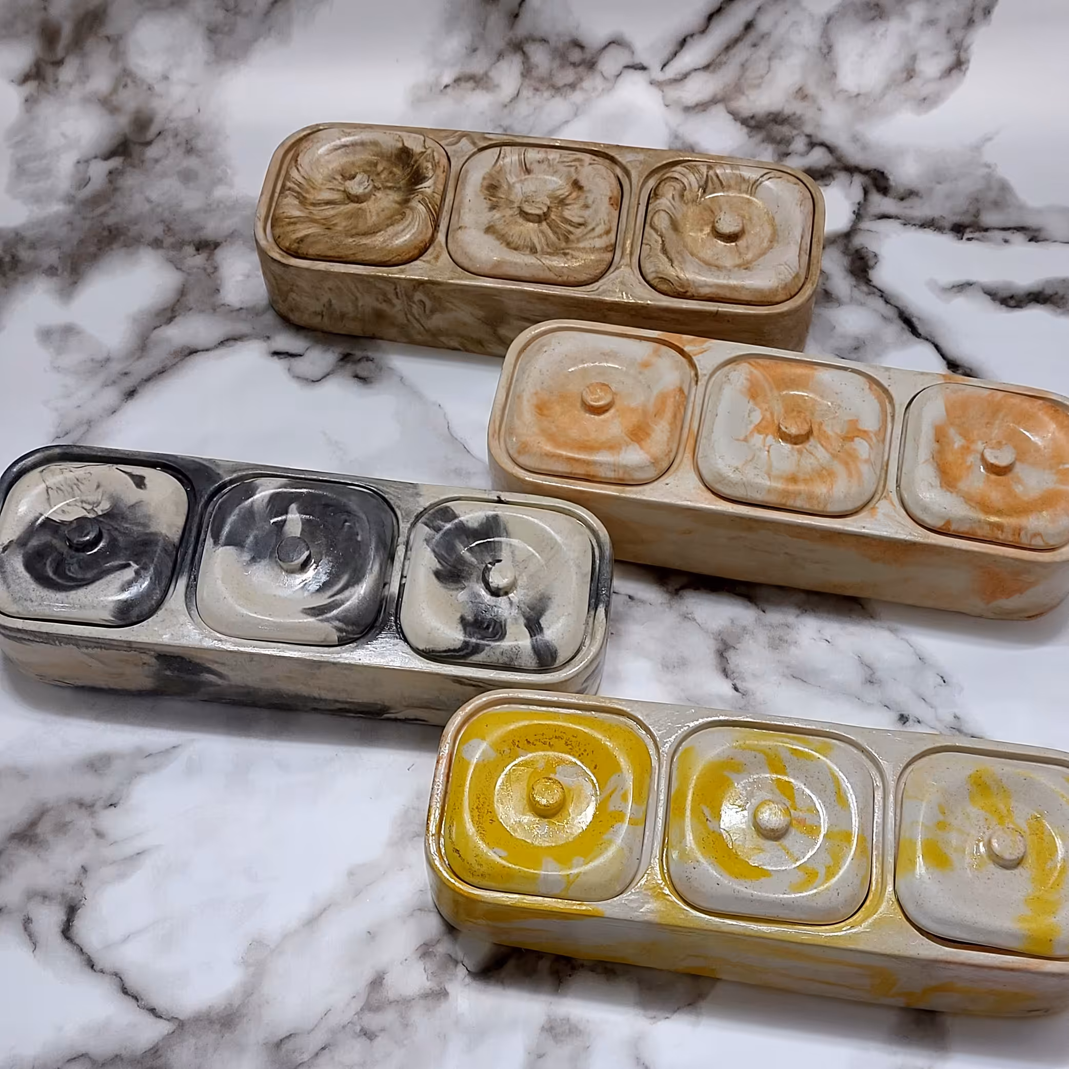 جای ادویه 3تایی،یا ظرف تنقلات روی میز،اردوخوری درب دار،طرح دار،پایه دار،سنگی،زیبا و خاص،مناسب جهیزیه،و خانم های باسلیقه