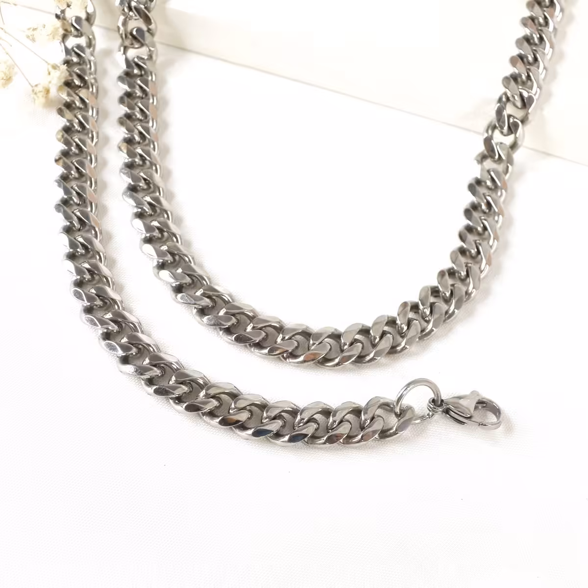 ست گردنبند و دستبند کارتیه سفید برند استیل کد9876