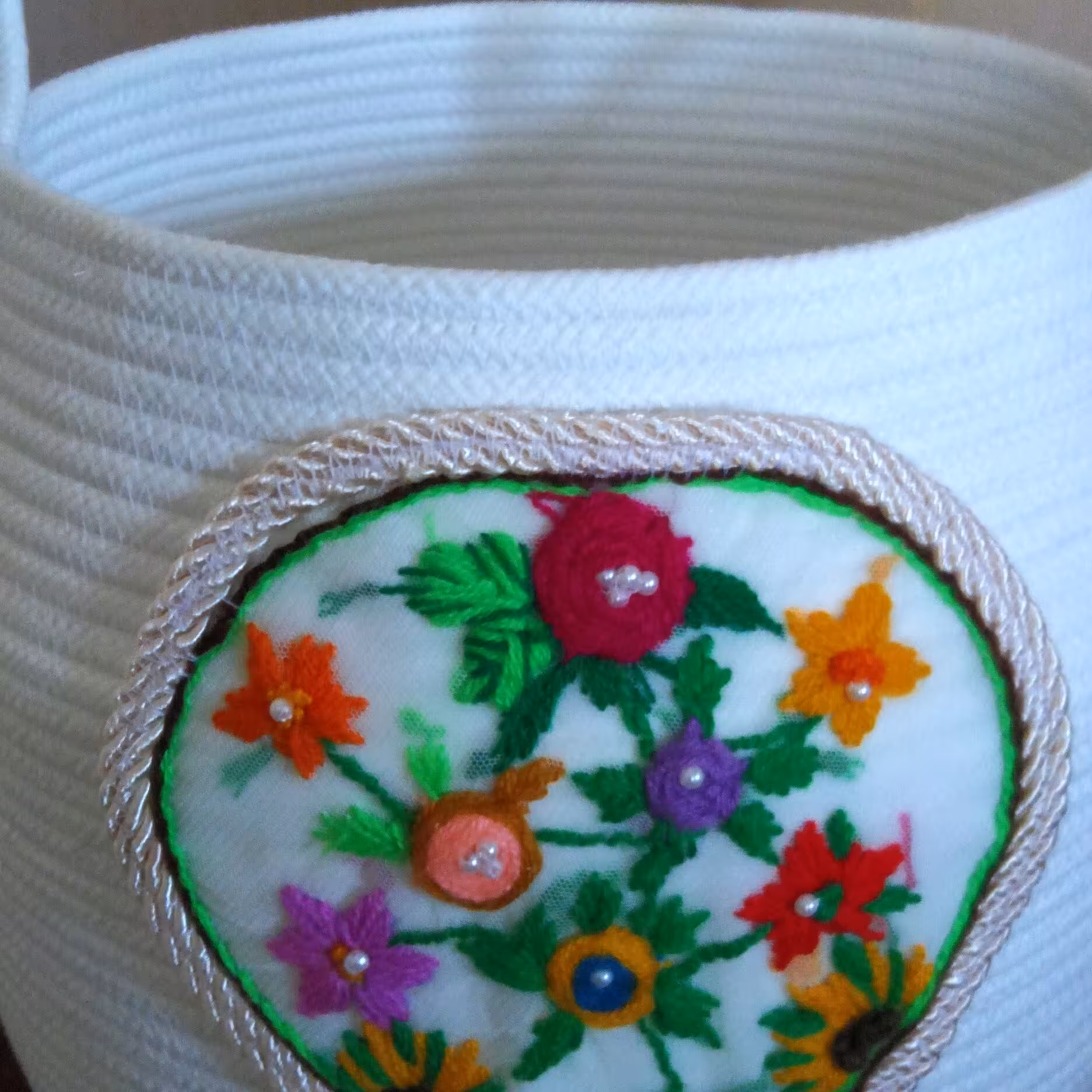 باکس باگلدوزی کاردست ودوخت قیطان هفت میل سفید بسیار مقاوم اتاق کودک واتاق خواب واشپزخانه زیبا وجادار برای کلیه ملزومات خ