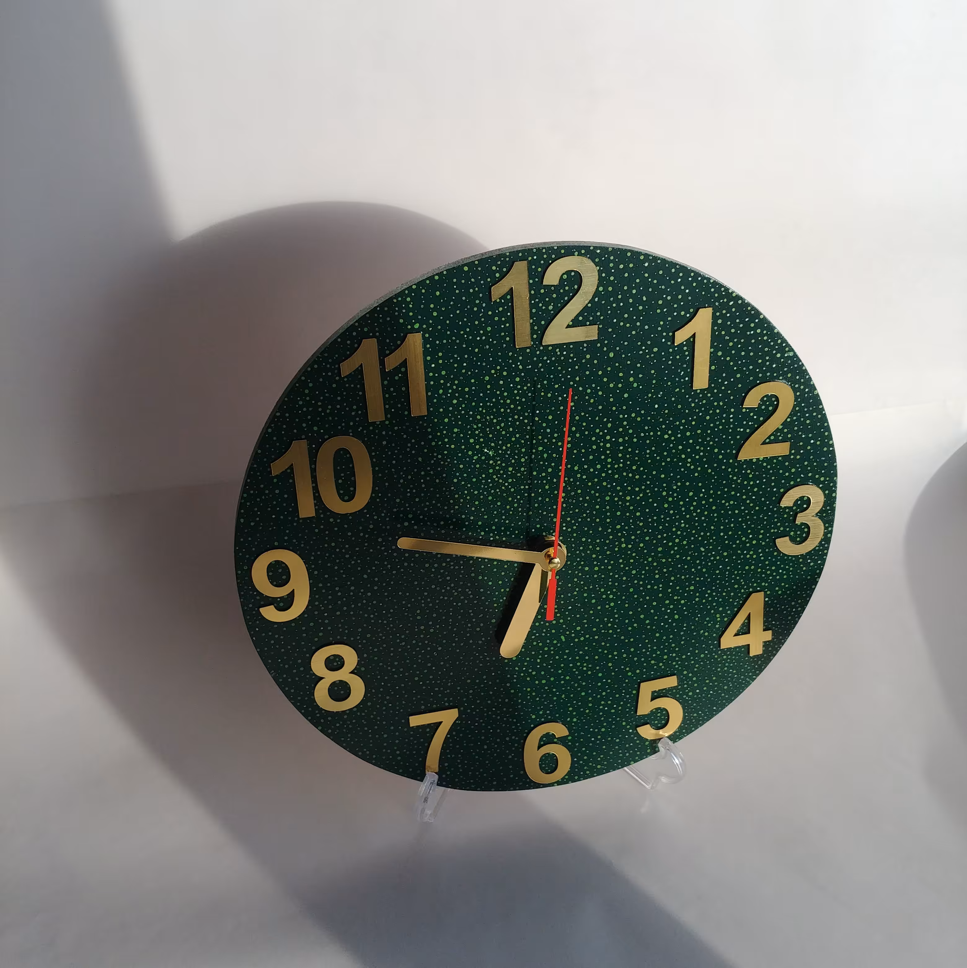 ساعت دیواری  فانتزی قطر 30 رنگ سبز  و طلایی 