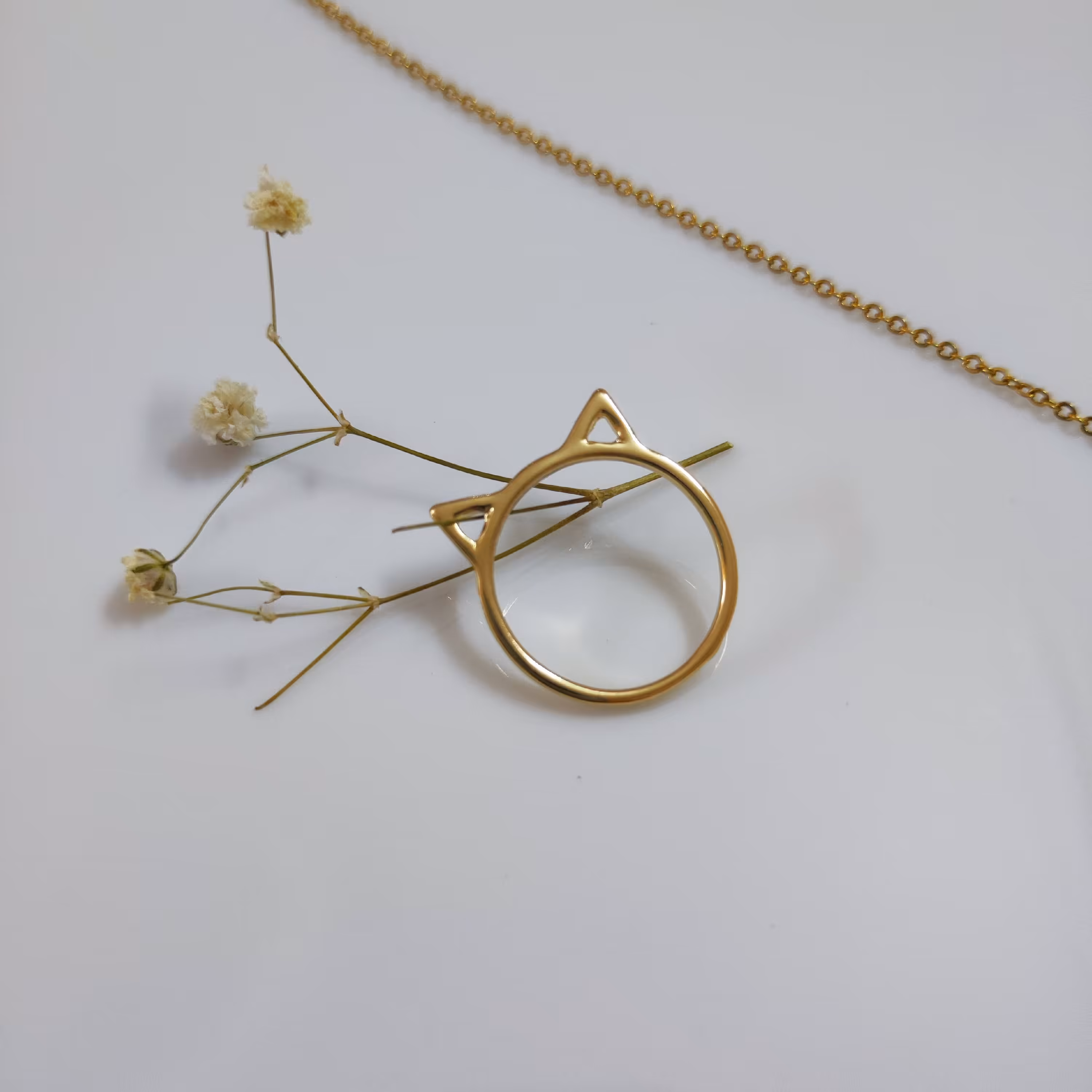 انگشتر بسیار ظریف گربه ای رنگ طلایی