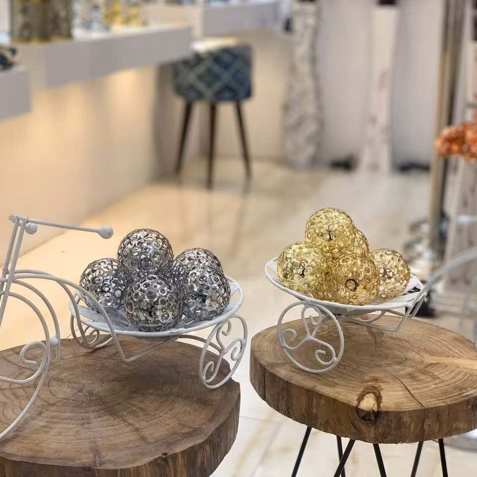 گوی دکوراتیو
🔱جنس کالا:فلز آبکاری شده

🔱 رنگ :کروم و طرح طلا
 هزینه ارسال به عهده مشتری وپسکرایه

