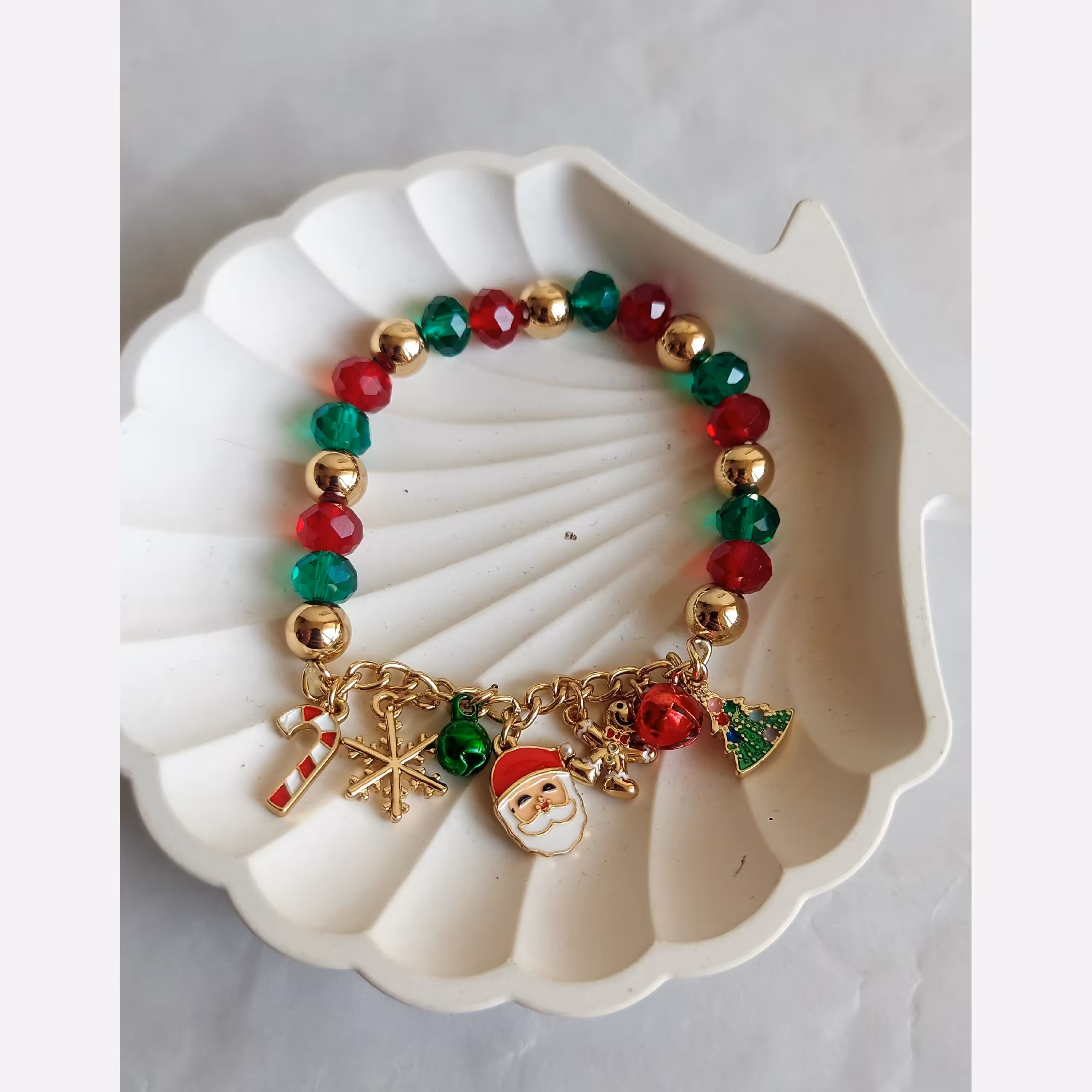 دستبند اویز رنگی دستبند کشی و زنجیر کارتیر با اویزهای صدا دار میناکاری طرح کاج