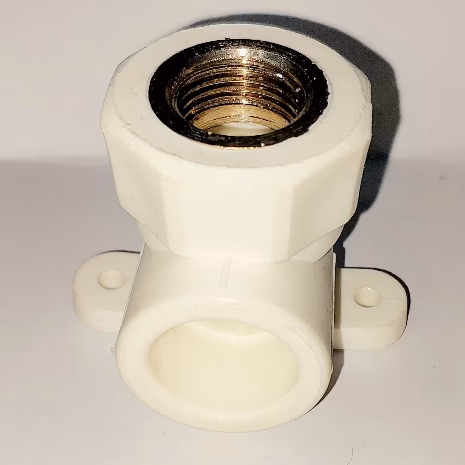 زانو بوشن فلز بستدار سایز 20 تعداد هر بسته 20 عدد از جنس پلی پروپیلن و برنجی به رنگ سفید و کرم 