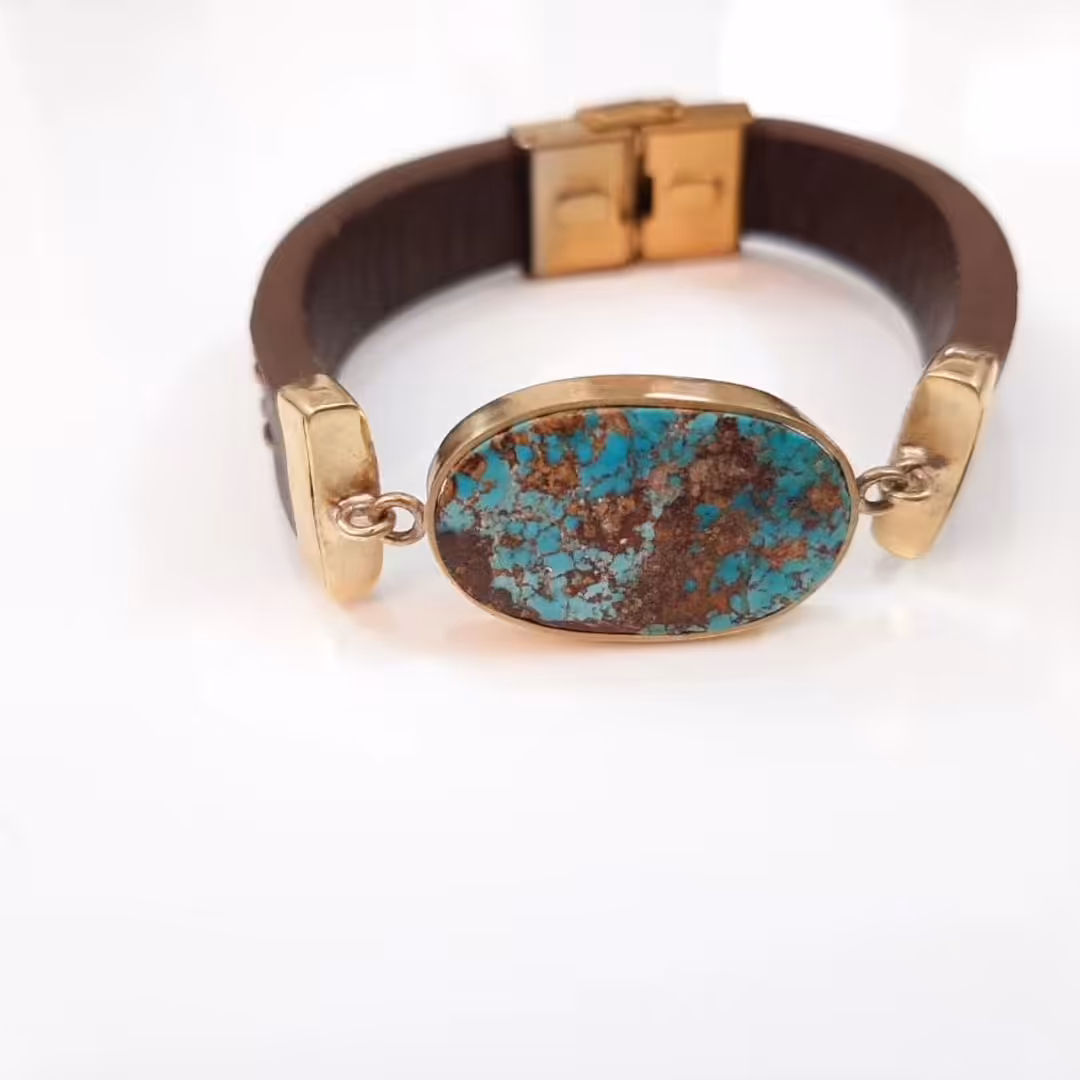 دستبند اسپرت دست ساز با سنگ فیروزه معدنی نیشابور و اتصالات برنجی و کار دست به همراه چرم طبیعی 