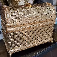 صندوق کوچک مدل حصیری رنگ طلایی 