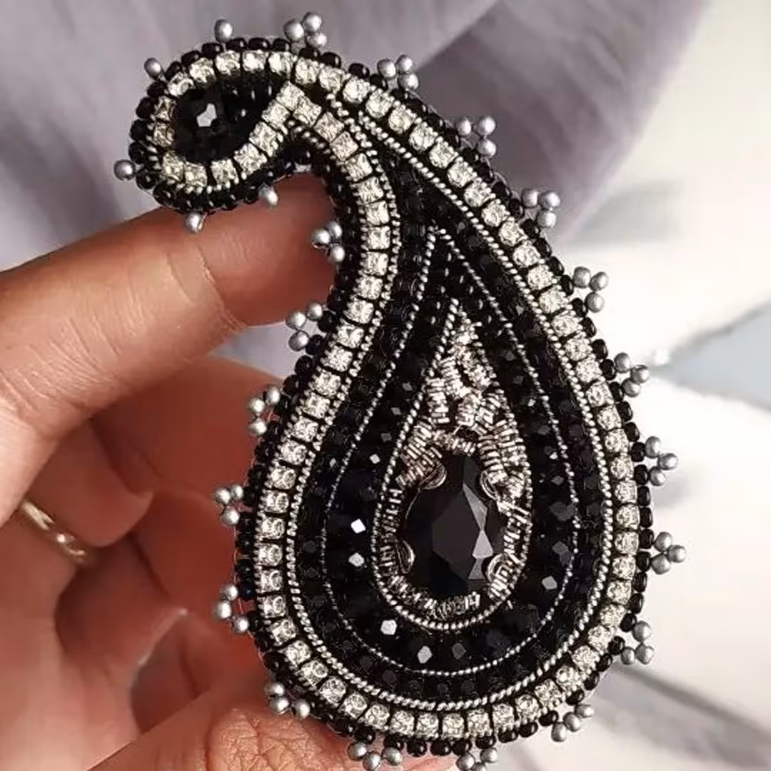 سنجاق سینه جواهردوزی بوته جقه (سنتی) 