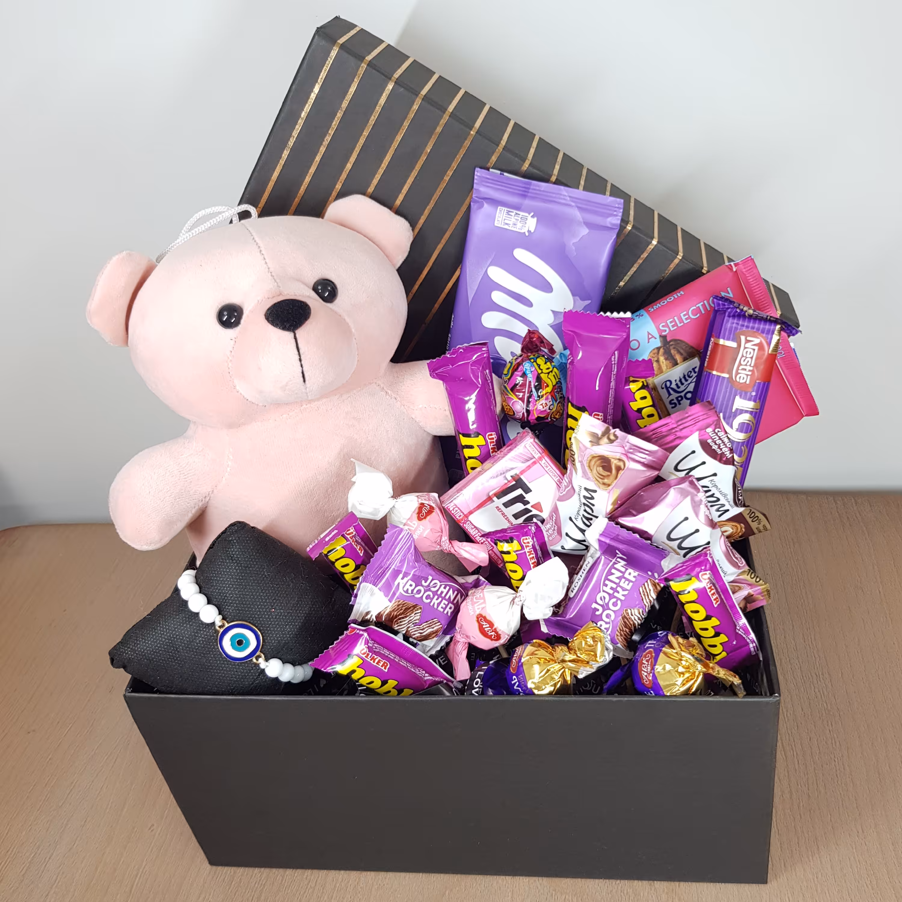 باکس هدیه ولنتاین لاکچری با تم صورتی 