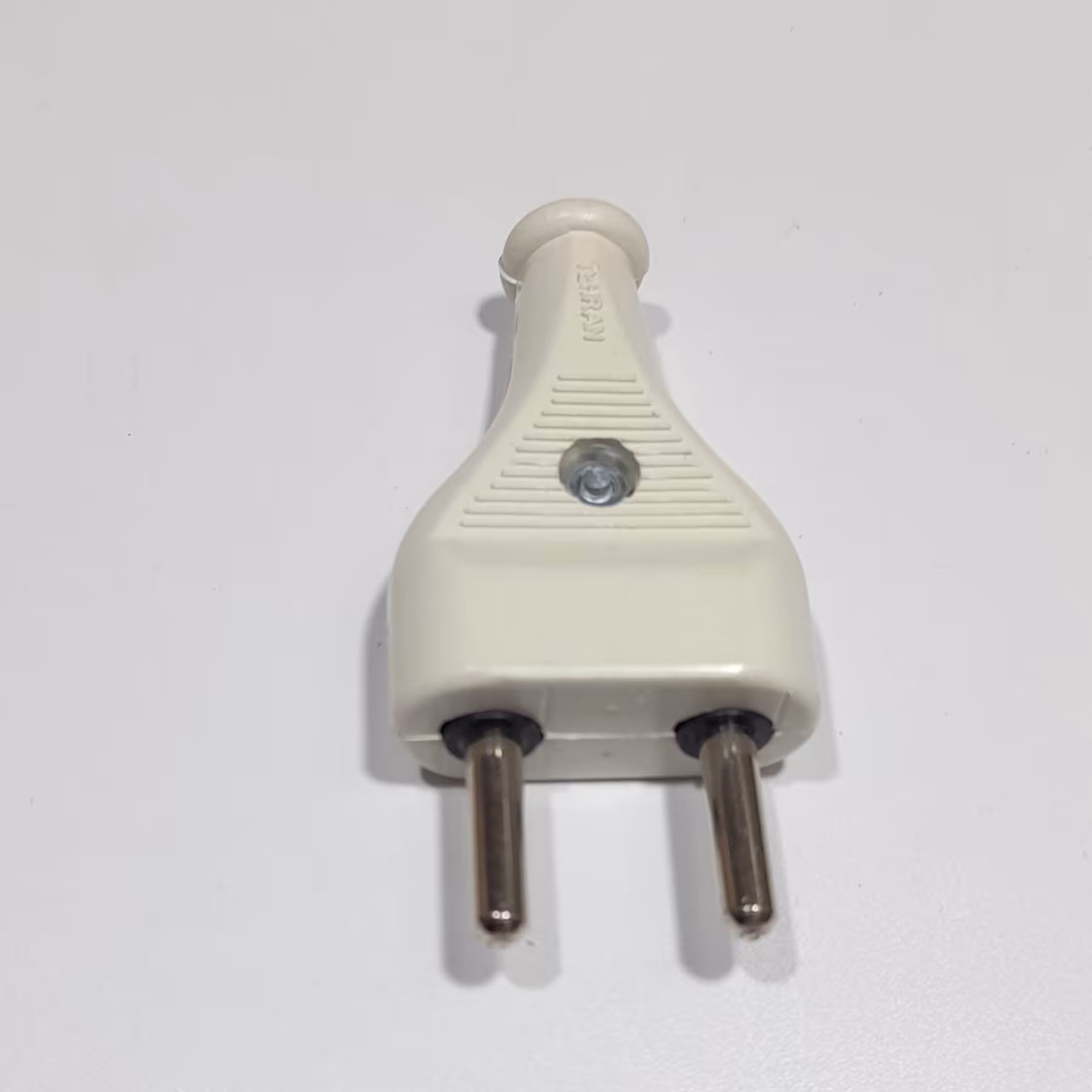 دوشاخه برق معمولی  مخصوص وسایل کم مصرف و معمولی