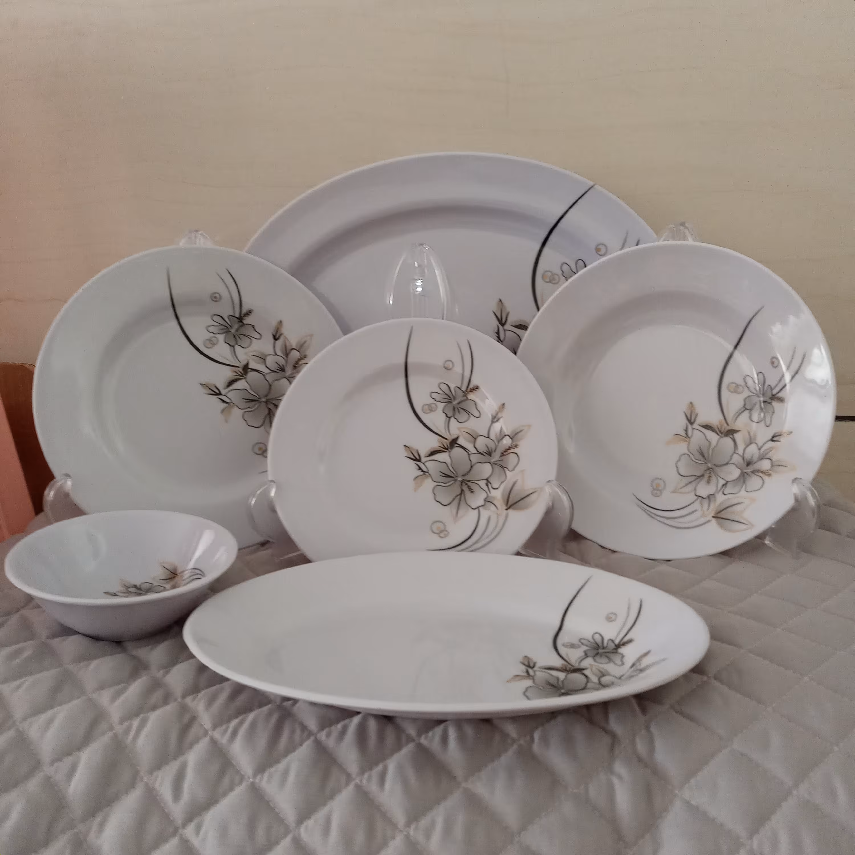 سرویس ملامین 26 پارچه  سپید یزد دارای استاندارد 6 نفره مواد درجه یک 