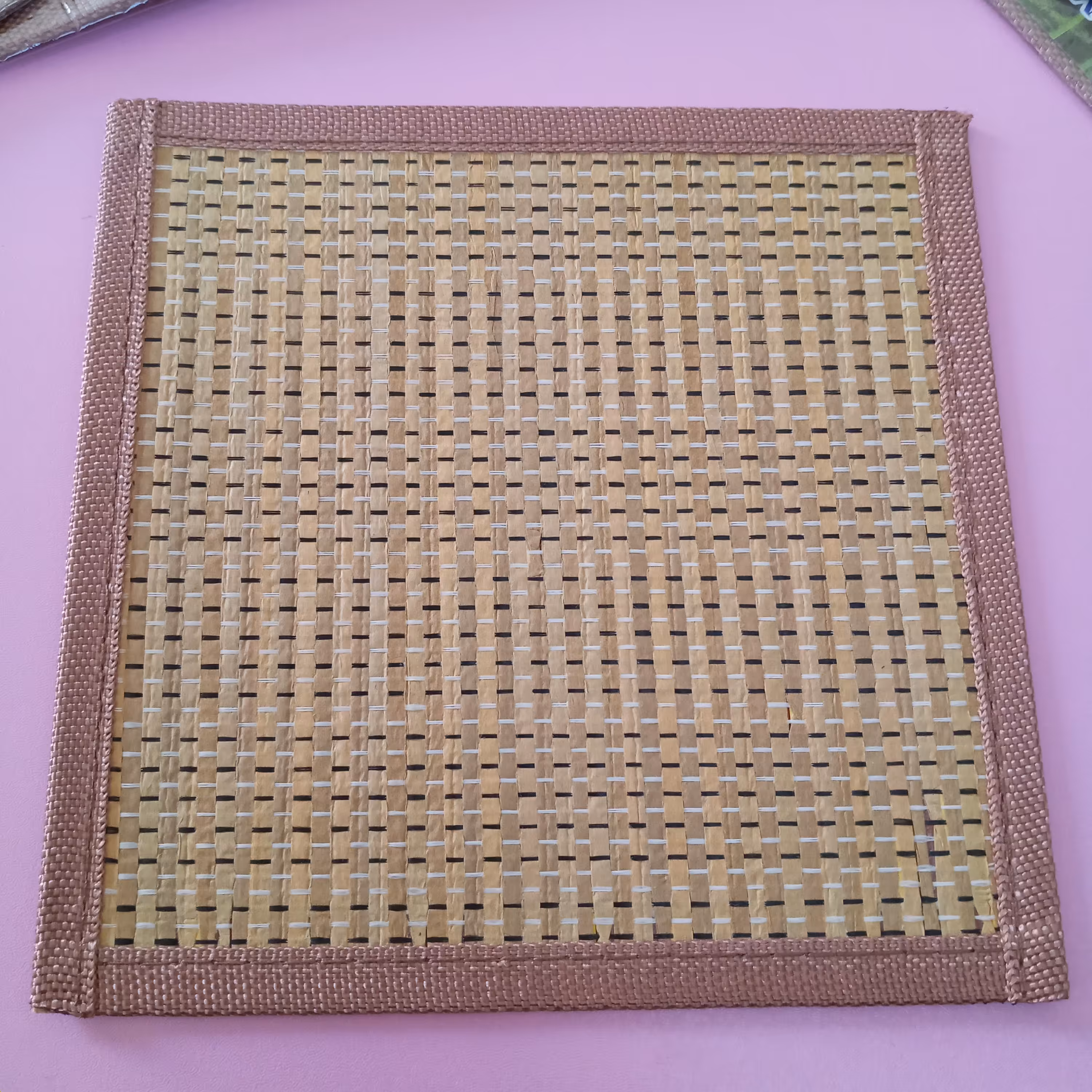 زیر لیوانی یا زیر قابلمه ای مربع طرح حصیری سایز 18 در 18 جنس معمولی 