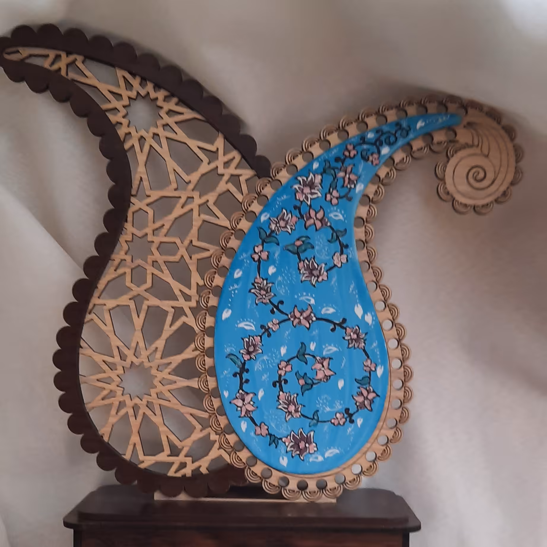 تندیس بته جقه  مینا کاری  طرح پرداز  رنگ آبی فیروزه ای با طرح ارغوانی (اکسید طلا)