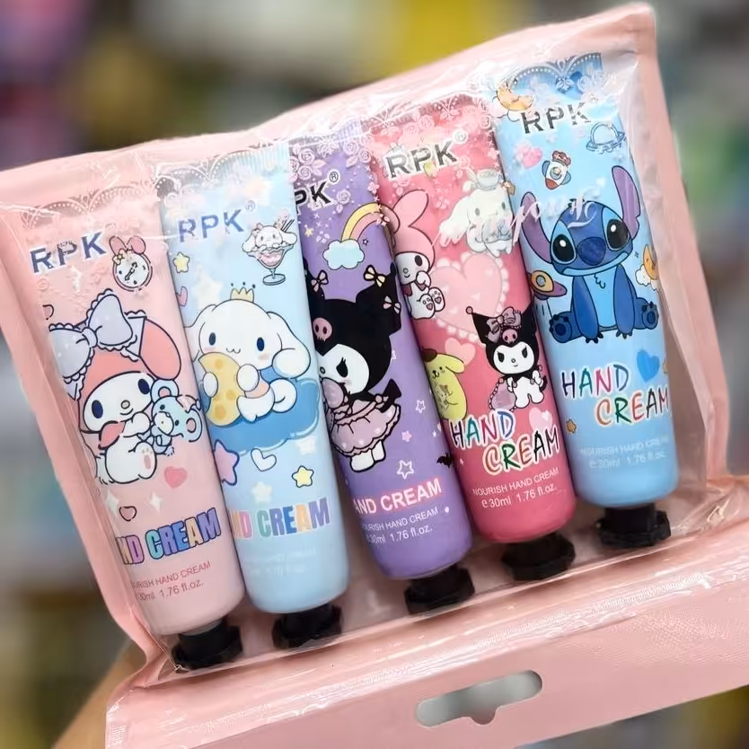 1عدد کرم دست کرومی ملودی سینامورول استیج خوشبو آبرسان روشن کننده پوست دستها ضدخشکی ابرسان کیفی 30 گرم کوچک فانتزی کیوت 