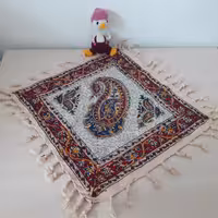 رومیزی قلمکار  رنگ ثابت درجه یک 30 در 30 طرح بته جقه 