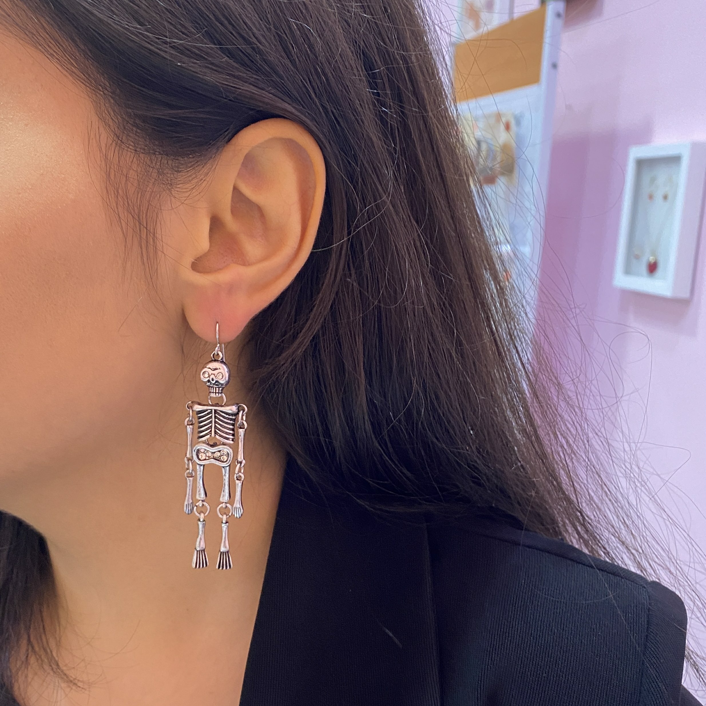 گوشواره اسکلت دارای نگین اتمی بسیار سبک رنگ تقره ای دارک