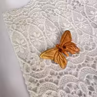 گلسینه چوبی دستساز مهرآسا طرح پروانه خال دار