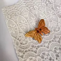 گلسینه چوبی دستساز مهرآسا طرح پروانه خال دار