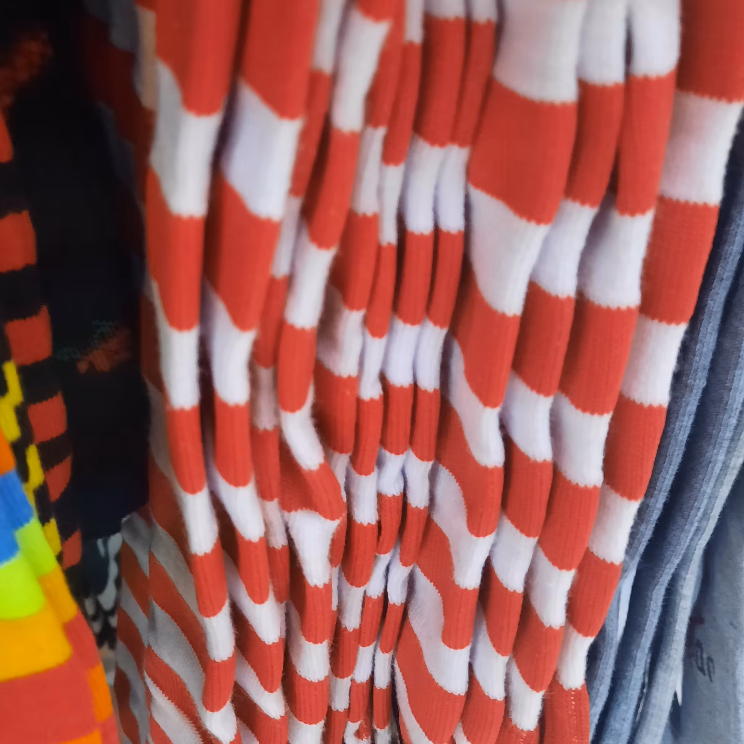 جوراب راه راه رنگی ضخیم زیرزانو و بالازانو پک دو عددی قرمز سرمه ای 