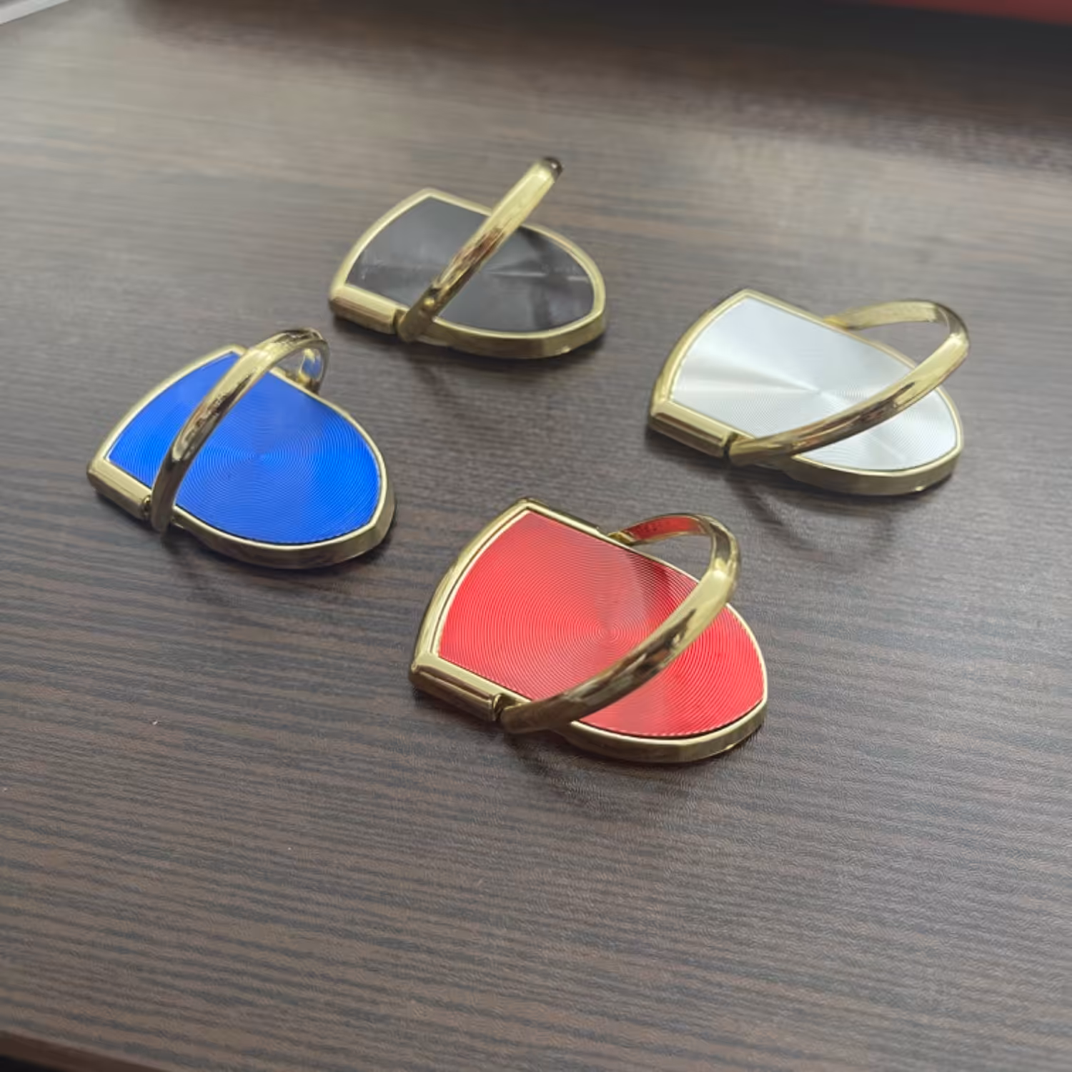 حلقه تاشو فلزی پشت گوشی برای در دست گرفتن مطمئن گوشی 