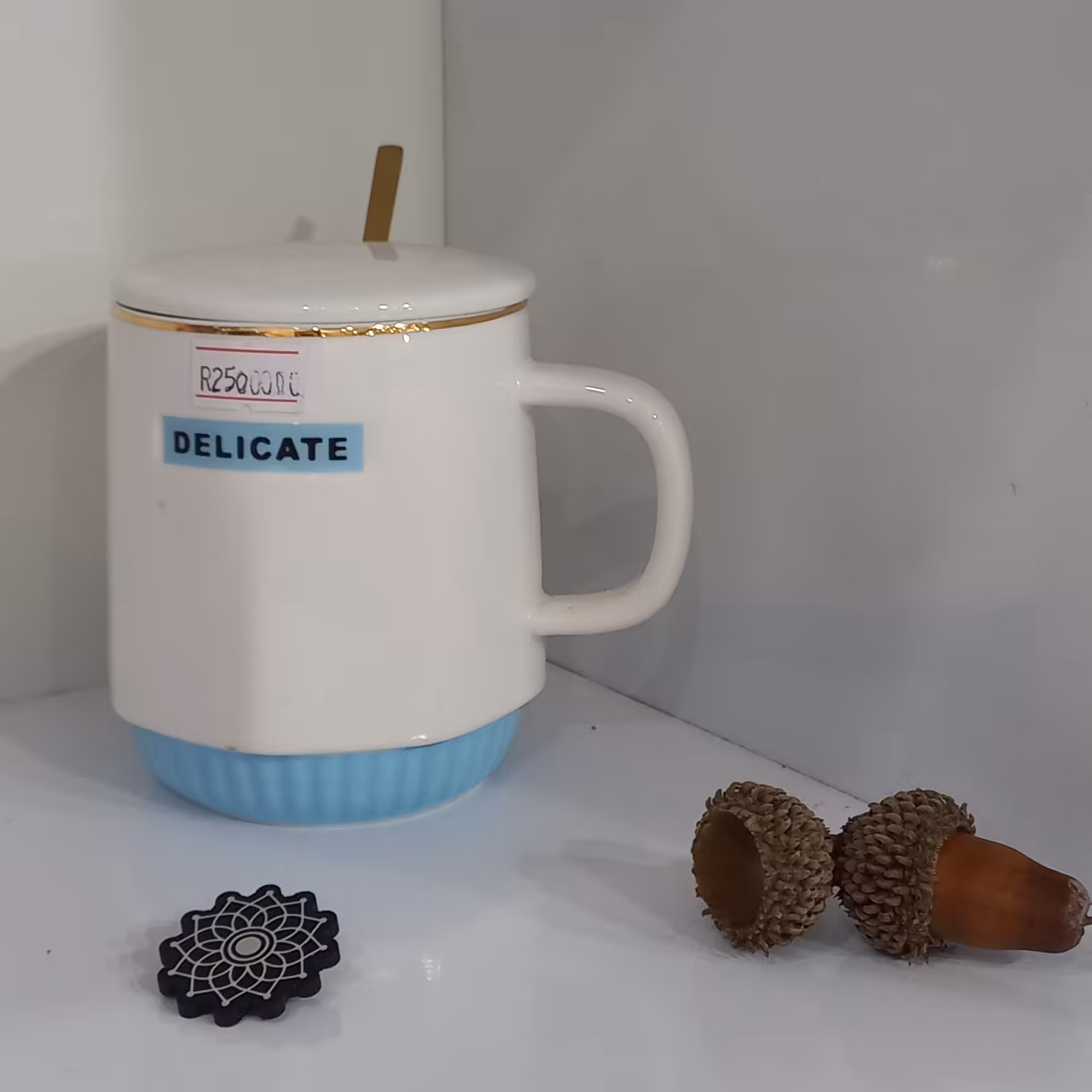 ماگ درب دار پایین راه راه لبه طلایی
رنگ آبی و سبز
جعبه دار