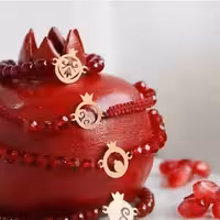 دستبند مهره ای با پلاک انار