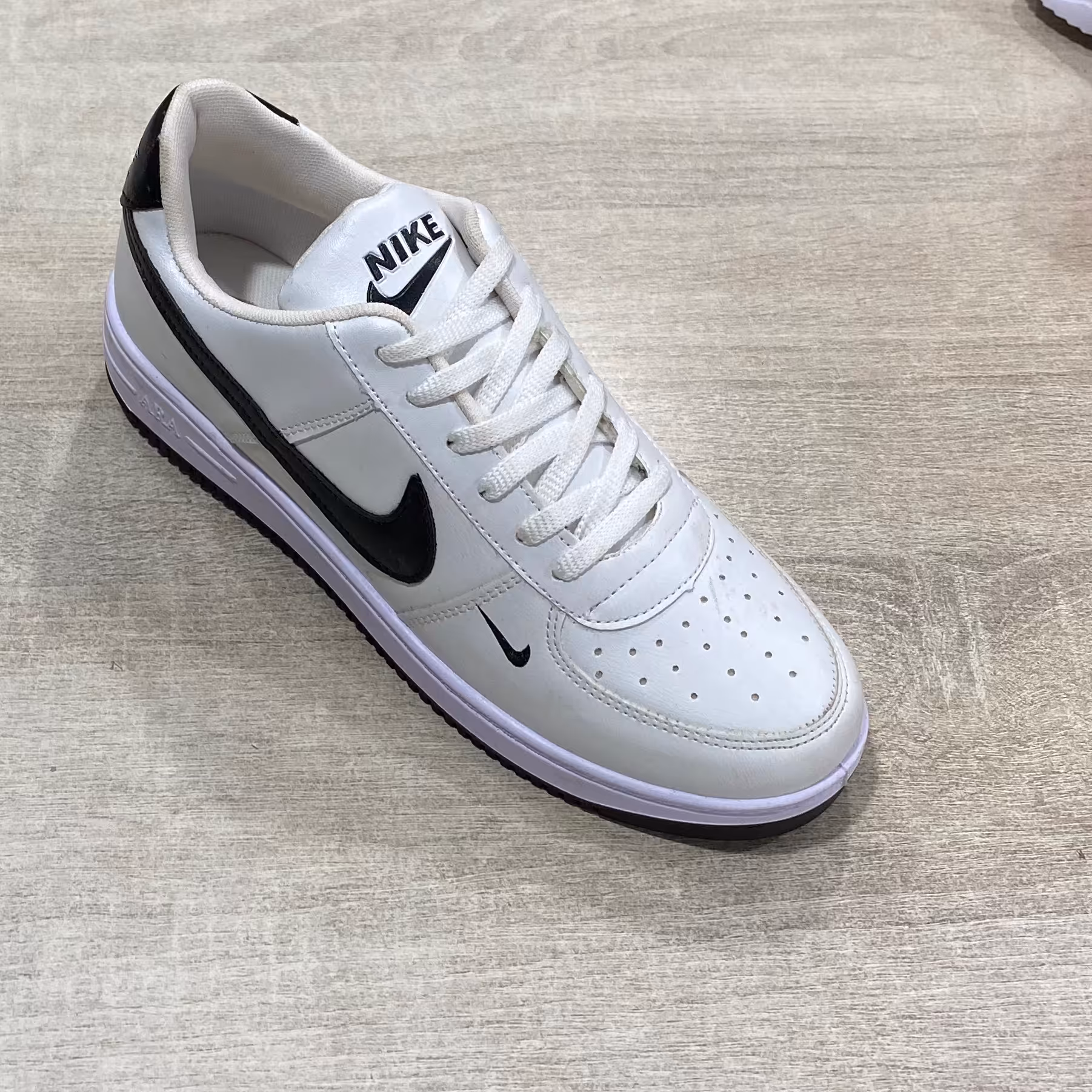 کفش مردانه اسپورت روزمره NIKE.زیرهpuو رویه درجه یک(ضدلک).ظریف سبک.نرم راحت40تا45